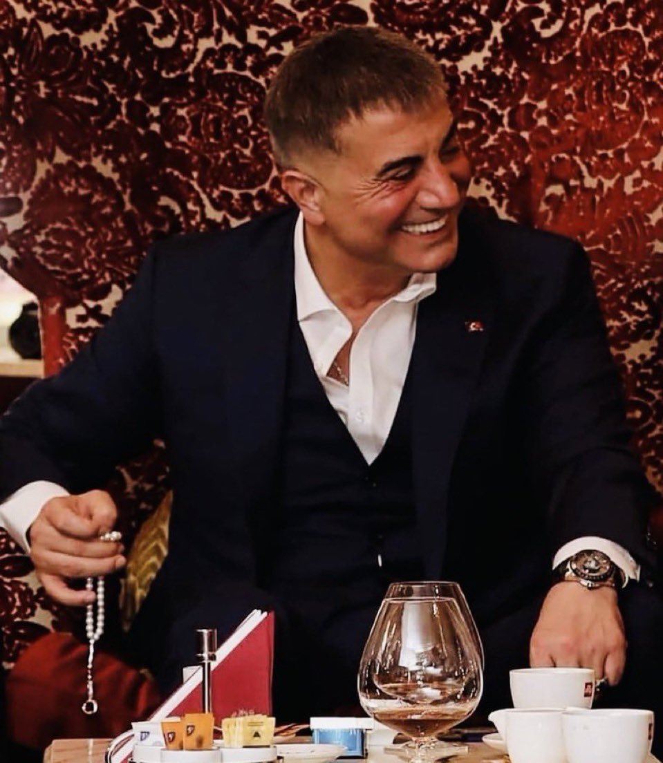 SIVAS_ABISI's tweet photo. KIYMETLİ REİS’İM SAYIN SEDAT PEKER Reisim, size bir kardeşiniz olarak çaresiz kaldığım bir konuda sesimi duyurmak için yazıyorum. Son dönemde yaşadığım sağlık sorunları nedeniyle hastane kontrollerim ve tedavilerim devam ediyor. Hastaneye gidip gelmekte zaten zorlanırken, yaklaşık 1 ay önce geçirdiğim trafik kazası nedeniyle aracım da arızalandı. Aracımın tamir masrafının yaklaşık 150.000 TL olması ve bunu karşılayacak maddi imkânımın bulunmaması beni gerçekten çok zor durumda bıraktı. Bir yandan sağlık sorunlarımla uğraşıyor, diğer yandan hastaneye ulaşım konusunda çaresiz kalıyorum. Banka borcum bulunuyor. Maddi sıkıntılarım her geçen gün daha da ağırlaşıyor ve artık tek başıma bunun altından kalkmakta çok zorlanıyorum. Reisim, sizden bir büyüğüm ve kardeşiniz olarak ricam; imkânınız varsa bana bu zor günlerimde destek olmanızdır. İnanın bunu yazmak benim için hiç kolay değil. İnsan bazen çaresiz kalınca, son çare olarak bir büyüğünün kapısını çalmak zorunda kalıyor. Sizden gelecek en küçük bir destek dahi benim için çok kıymetli olacak. Özellikle hastaneye gidip gelebilmem ve bu zor dönemi atlatabilmem için yardımınıza ihtiyacım var. Allah sizden razı olsun Reisim. Sesimi duyarsanız, bu kardeşinizin hayatında çok önemli bir iyilik yapmış olacaksınız. 🇹🇷  Saygı ve dualarımla…  @sedat_peker @hizirreis999 @yvzayd @pekermedya @omerbey_tr