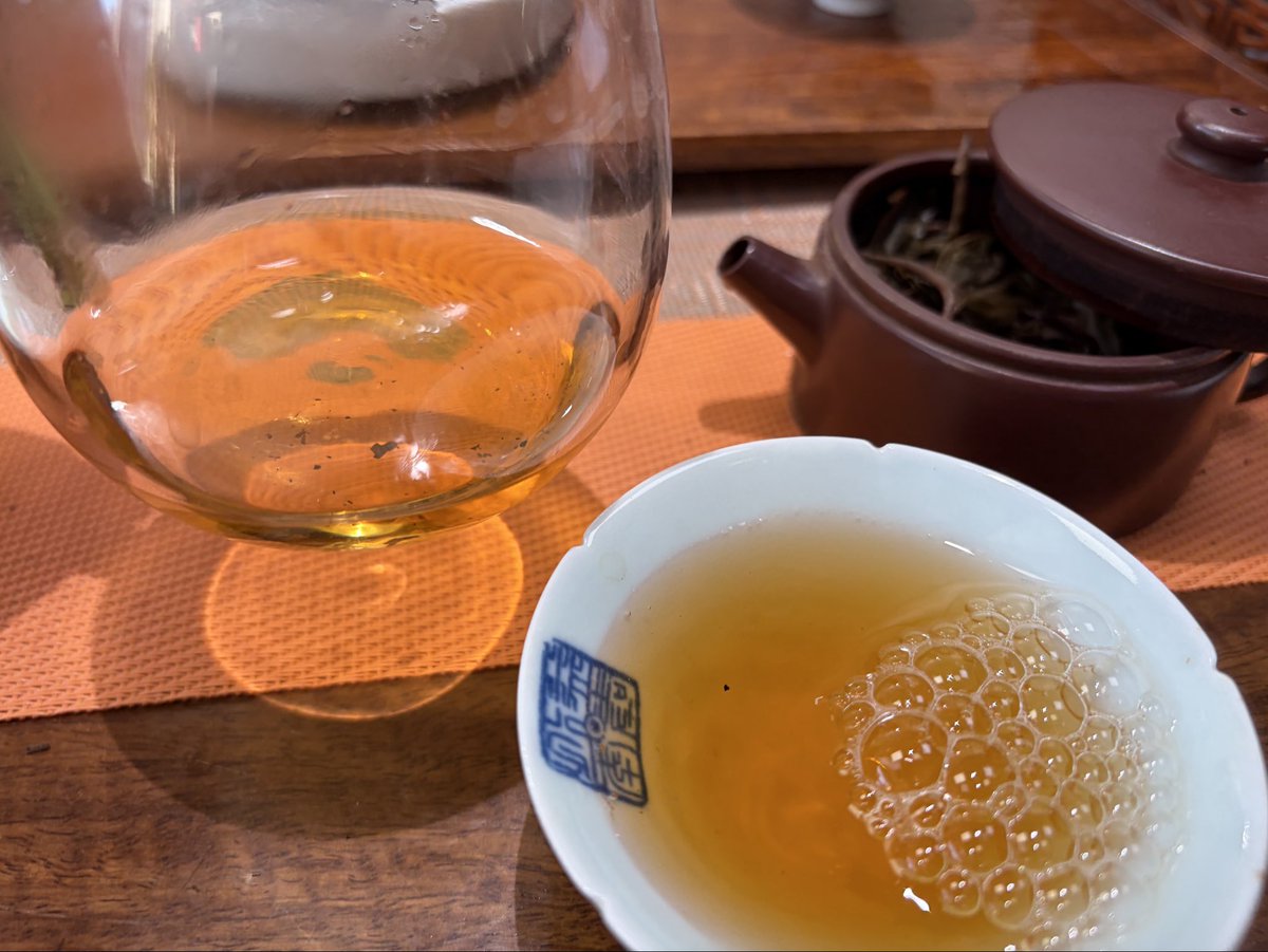 gowiden's tweet photo. #曼松 🍃🍵🫧 随岁月沉淀,藏一山风物,载岁月回甘 ~
Savoring a 1999 #Mansong #GoldenLeaf #Puerh with friends.
Over 40+ infusions, and still that gentle sweetness remains ~ https://t.co/r5Wm0ufgnW