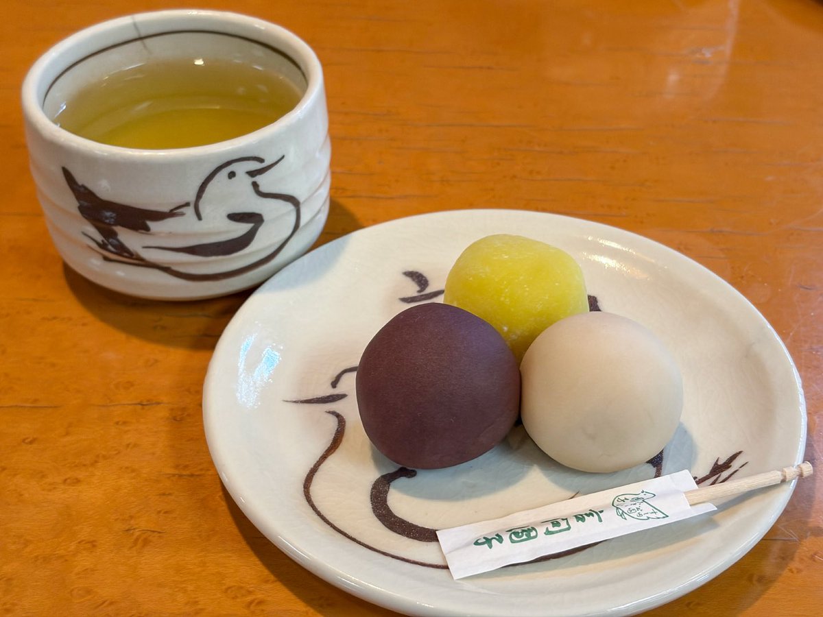 sanitywiped's tweet photo. 墨田区墨堤通り沿い和菓子巡りその3
向島言問団子さんの言問団子
小豆餡、白餡、味噌餡の3つを楽しめる上品なお団子でした。
#言問団子 https://t.co/91PYwr9R3o
