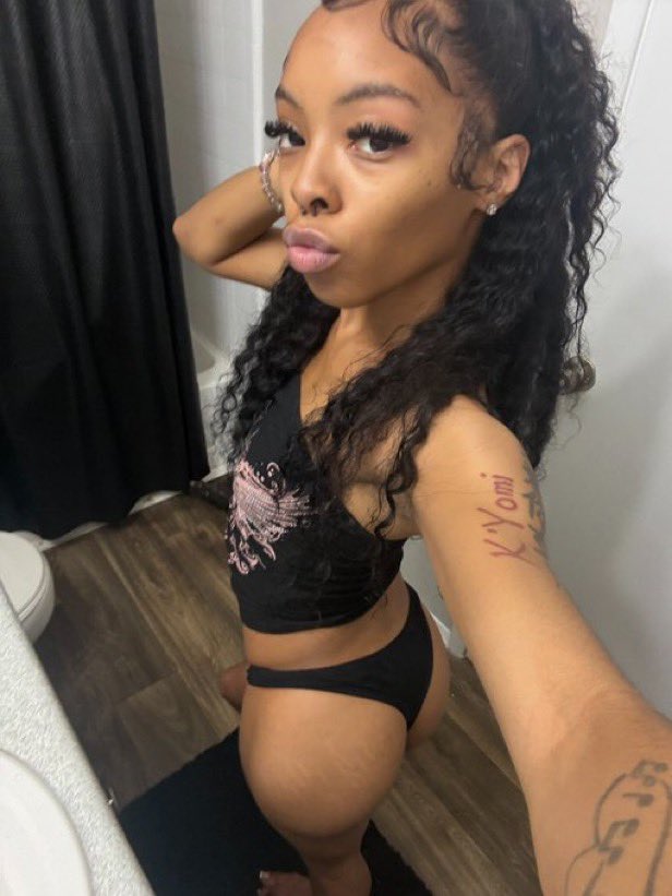 cherryiswild43's tweet photo. Follow &amp; Retweet if you think I’m cute 💛 &amp; sexy 🖤 https://t.co/3imUt82GUG
