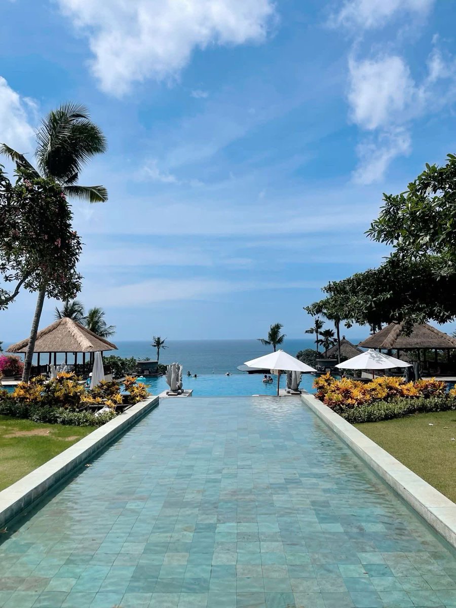 flight_modenow's tweet photo. 📍🏝️🇮🇩 AYANA Resort Bali
(インドネシア・バリ島)

崖の上に広がる超大型リゾートホテル。
スパ・プール・ディナーなど敷地内だけで1日遊べる。
1泊2万円〜で泊まれるので、贅沢すぎるホテルステイ満喫できる🥹

バリ行くなら一回は泊まりたい場所✨ https://t.co/83hxlr7Uo1