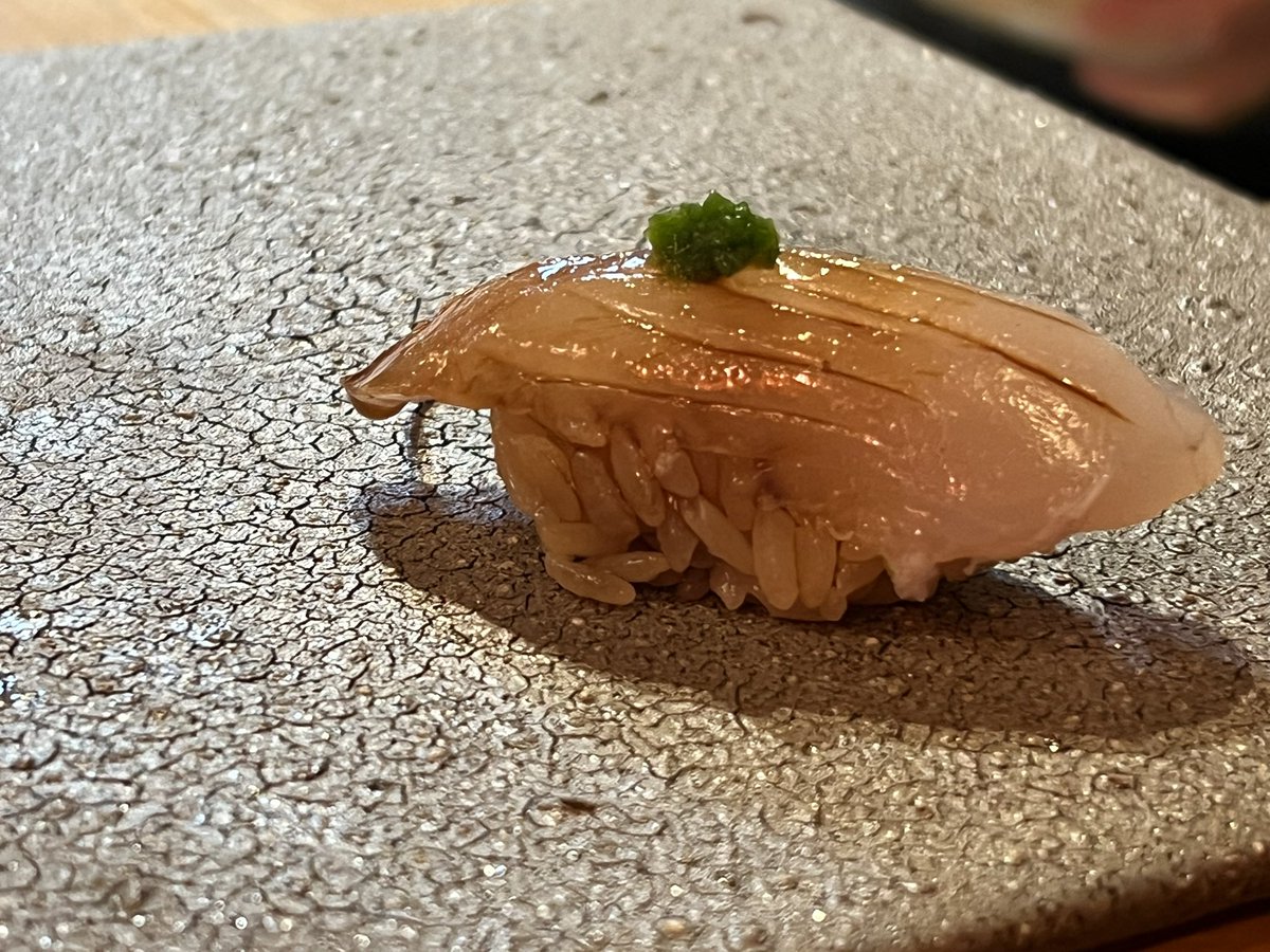 shuuu1983's tweet photo. 京急の雑色にある、立ち食い寿司かへえ。美味しい江戸前技巧の寿司なのに、すんごい路地裏にあるw https://t.co/3F1oIlWrNd