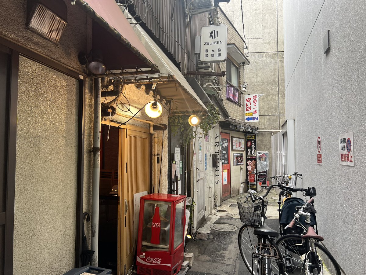 shuuu1983's tweet photo. 京急の雑色にある、立ち食い寿司かへえ。美味しい江戸前技巧の寿司なのに、すんごい路地裏にあるw https://t.co/3F1oIlWrNd