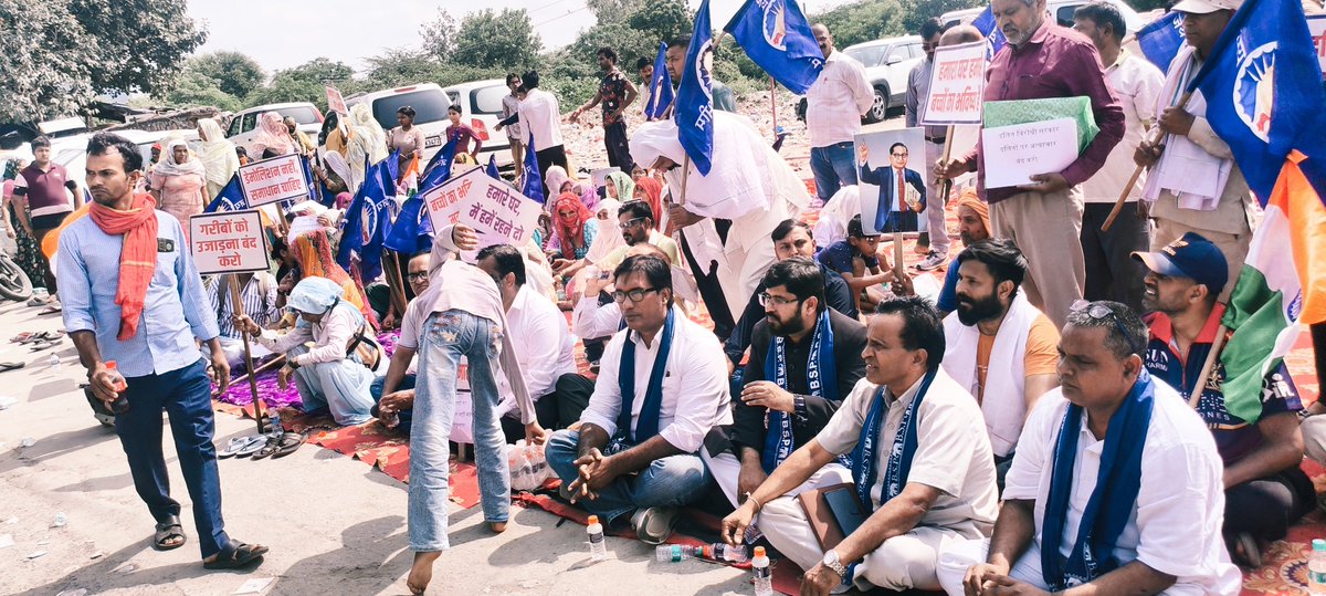 KumarSudeshArya's tweet photo. बहुजन समाज पार्टी दिल्ली प्रदेश आली गांव घटना स्थल पर पहुंच चुके हैं।
#जो_जमीन_सरकारी_है_वो_जमीन_हमारी_है
दिल्ली देश की राजधानी में बसे 100 साल से आली गांव ओखला के लोगो के घरों पर कोर्ट की आड़ में दिल्ली सरकार व उप्र सरकार के सह पर  बुल्डोजर चलाने का आदेश हुआ. 

ऐसे बहुजन समाज पार्टी दिल्ली प्रदेश मान्य बहनजी आदेशानुसार व माननीय सांसद व मुख्य सेक्टर प्रभारी मा रामजी गौतम सर के मार्गदर्शन में कल दिन में बेघर होने वाले परिवारों से मिले जहां ऐ लोग धरने पर बैठे हुए हैं।

दिन रविवार, 27/09/2026. समय :- 01:00बजे 

केन्द्र सरकार व दोनो राज्य सरकार को पहले पीड़ित परिवारों के लिए पुनर्वास कराने का इंतजाम करना चाहिए. 

जयभीम जयबसपा मान्य बहनजी ज़िंदाबाद @Mayawati @ramjigautambsp