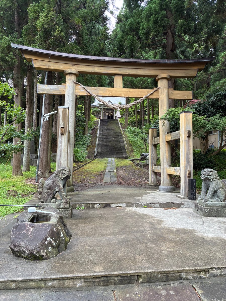 miger_one's tweet photo. 続１００名城の脇本城！   
JR男鹿線の脇本駅から歩いて２０分で着きます。   
登城口と菅原神社です。 https://t.co/etHnR036xl