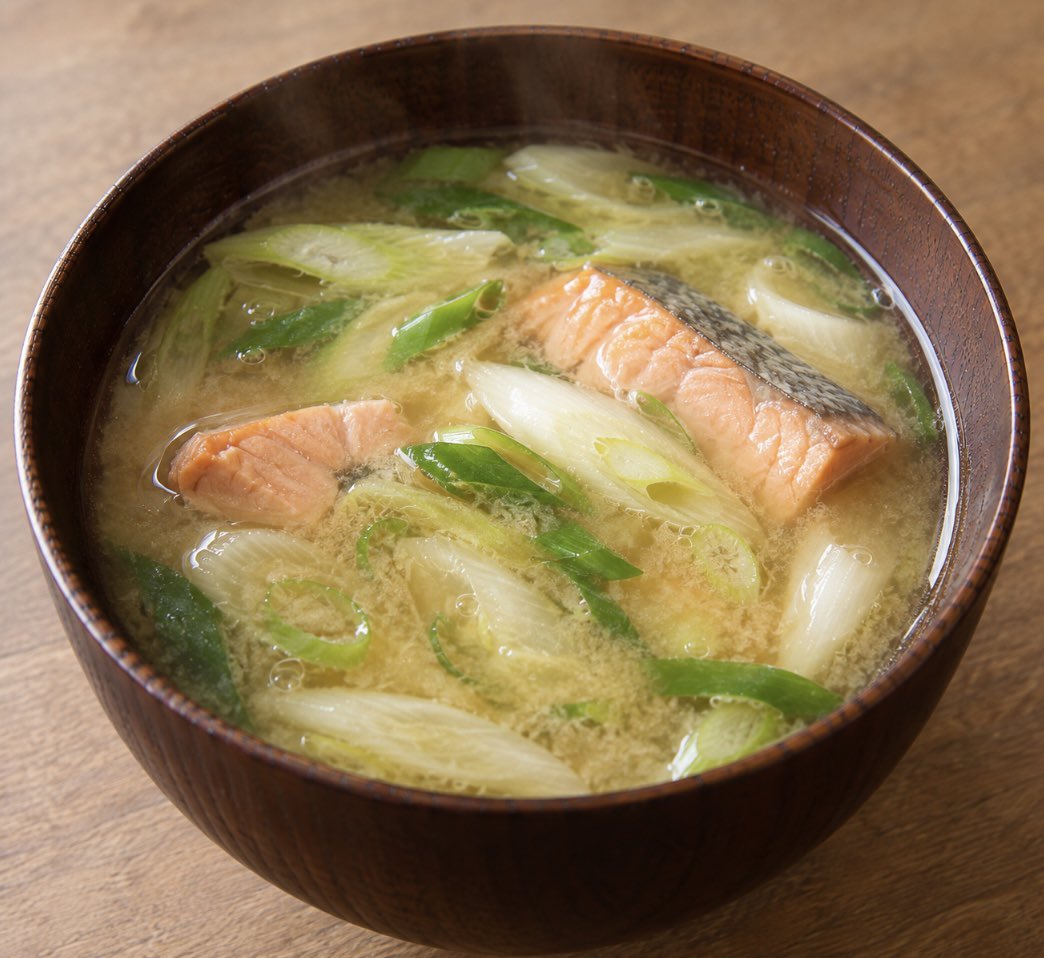 yucha_diet_0's tweet photo. 疲れやだるさが続く人は騙されたと思って鮭と長ネギの味噌汁を飲んでください。鮭のたんぱく質とビタミンが疲労回復を促進し、長ネギのアリシンが体を温めて血流を良くします。しめじなどのきのこ類を入れると食物繊維が取れて尚良いです。鮭の旨みとネギの風味が良い出汁になります。冗談抜きでめちゃくちゃ美味しいです。