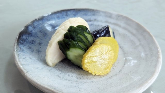 zentsukeren's tweet photo. 🥒 漬物の豆知識🥒

漬物の「パリパリ」「シャキシャキ」した食感。
実は、野菜の水分の変化が関係しています。

野菜を塩で漬けると、中の水分が少しずつ外へ出て、野菜の組織や食感が変化します。

この水分が移動する仕組みを「浸透圧」と言います。

あの“パリッ”にも理由があるんですね😊
#漬物 https://t.co/StybFdQxMq