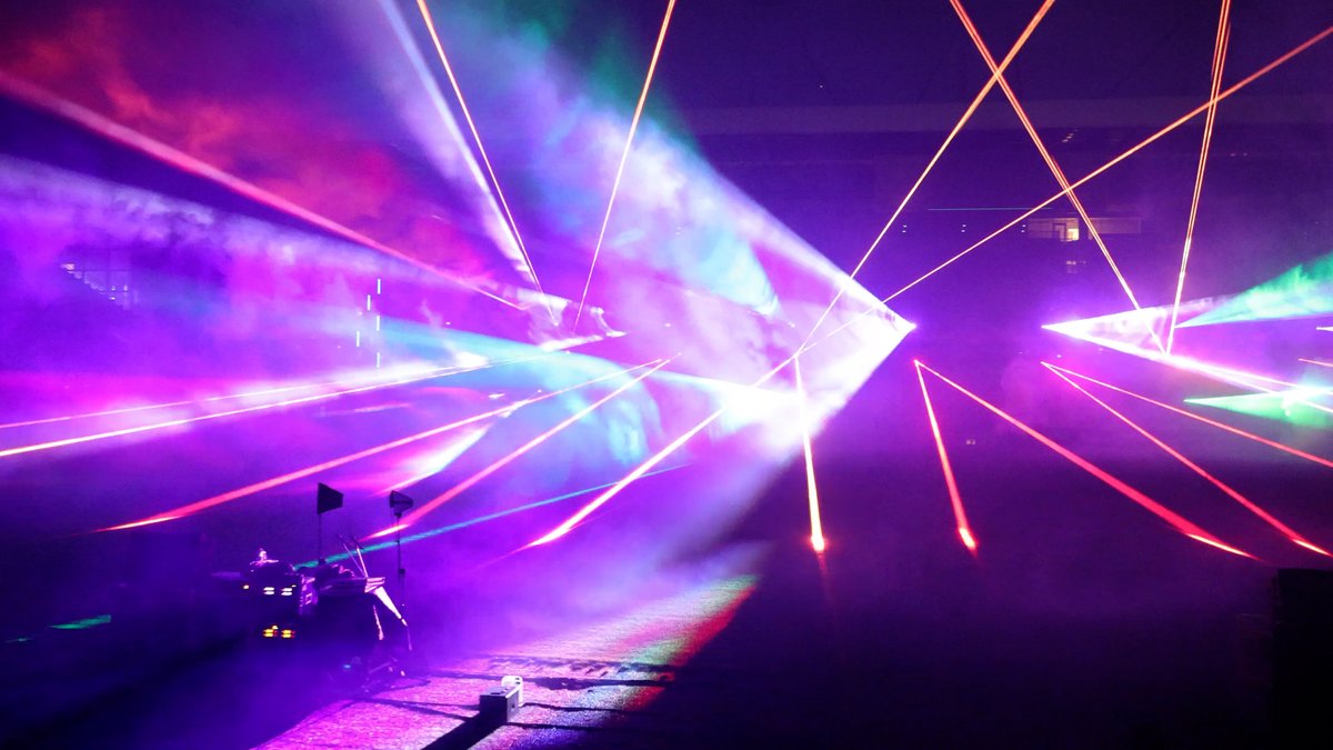 krakow_pl's tweet photo. ✨ Za nami „Lord of Lasers” 2.0! #Kraków #sztuka
Trzy wyjątkowe opowieści, artyści z Polski, Austrii i Kanady oraz niezwykłe połączenie laserów, muzyki, pirotechniki, multimediów i efektów dymnych. 🔥🎶

Cały stadion zamienił się w ogromną scenę, otaczając publiczność światłem i efektami.

Fot. Lord Of Lasers
