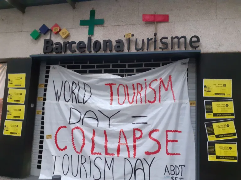 AssBarrisDT's tweet photo. Avui, 27 de setmbre, és el dia mundial del turisme i no tenim #resacelebrar
Com cada any els lobbies i poders públics s'omplen la boca parlant de sostenibilitat d'una indústria amb impactes socials, ambientals i climàtics bestials
#DecreixementTurístic JA!
Imatges d'altres 27/9👉 https://t.co/KLw6ar8thd