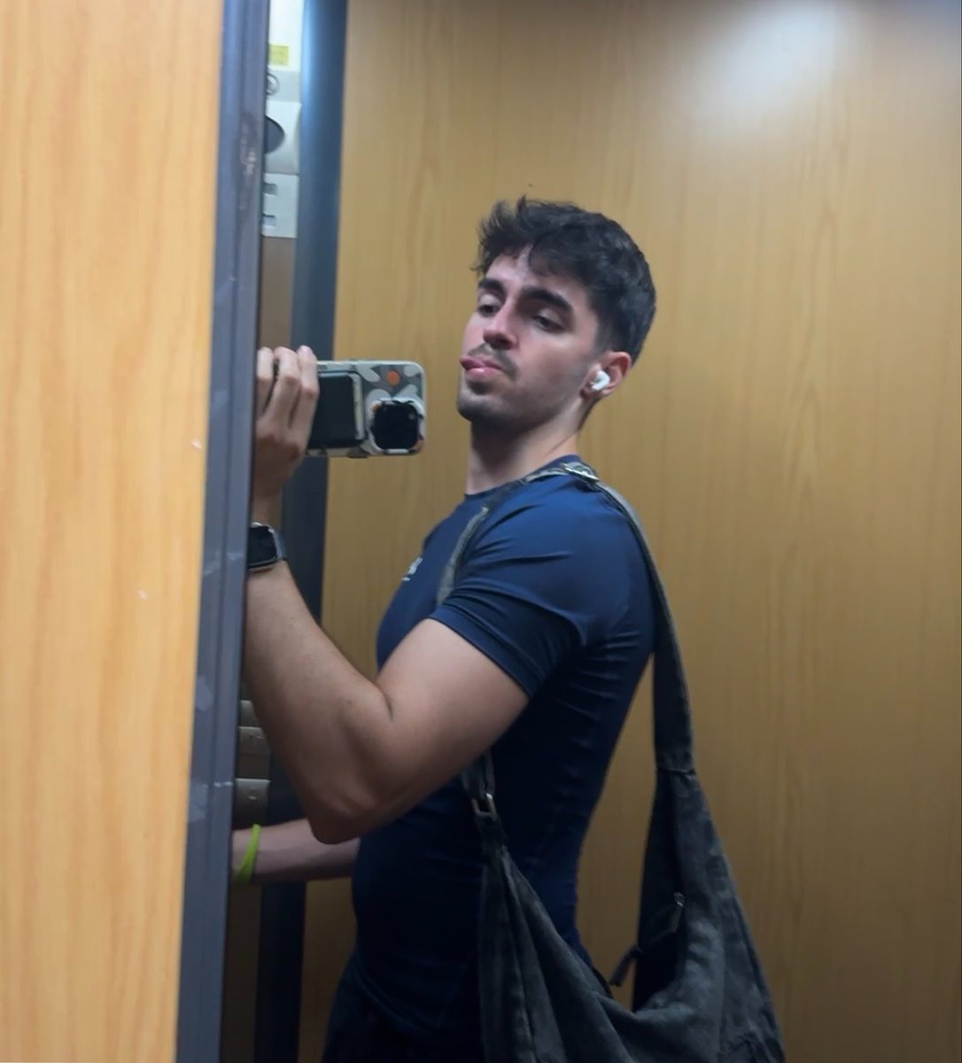 roberperezz's tweet photo. yo y mis 9 juegos 🌟🌟🌟 https://t.co/2yE3OkyhND