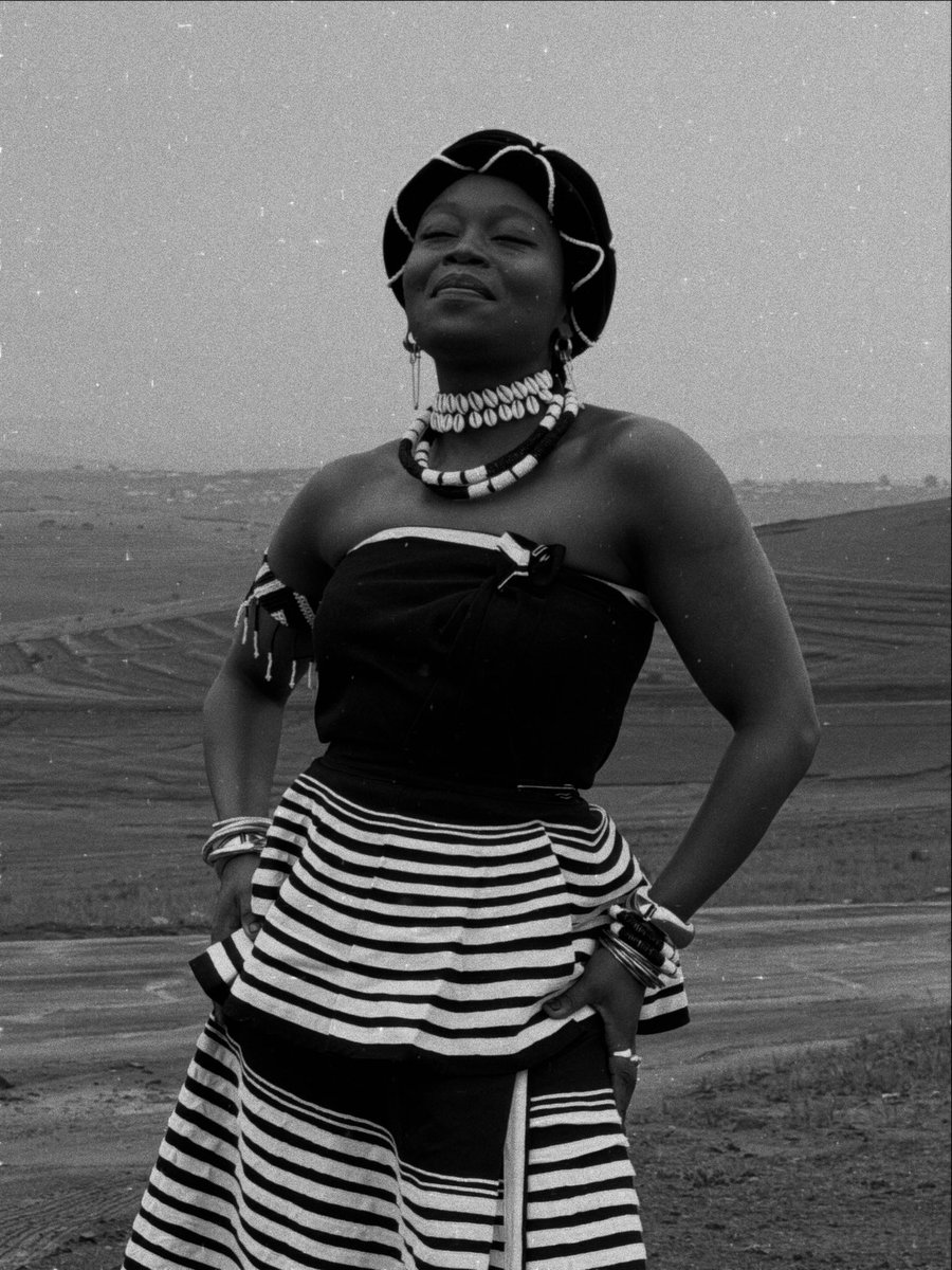 Zoe_Modiga's tweet photo. umngane omkhulu wajika uMama wekhaya
uthando lwangipha ubhuti
uthando emathafeni
uthando lwahlala esihlalweni sobukhosi
🐄❤️ https://t.co/eY660F4MAi