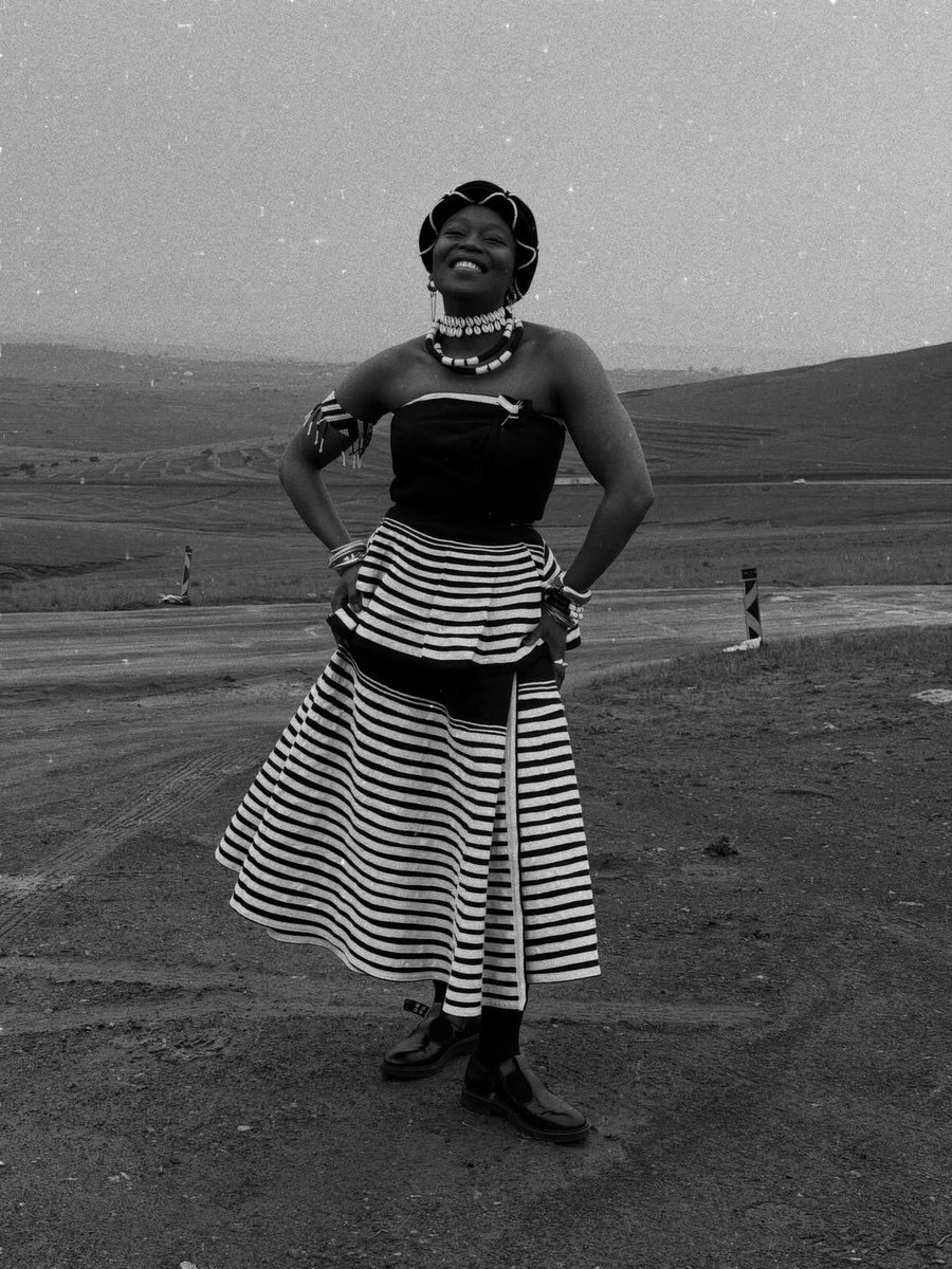 Zoe_Modiga's tweet photo. umngane omkhulu wajika uMama wekhaya
uthando lwangipha ubhuti
uthando emathafeni
uthando lwahlala esihlalweni sobukhosi
🐄❤️ https://t.co/eY660F4MAi