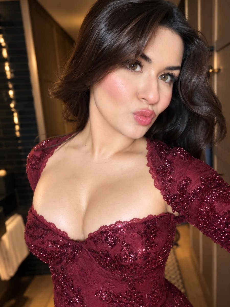 AvniSimp4Ever's tweet photo. No one can beat her in the glam game.💖😍🤩 #Avneetkaur https://t.co/6ZoPcotHfC