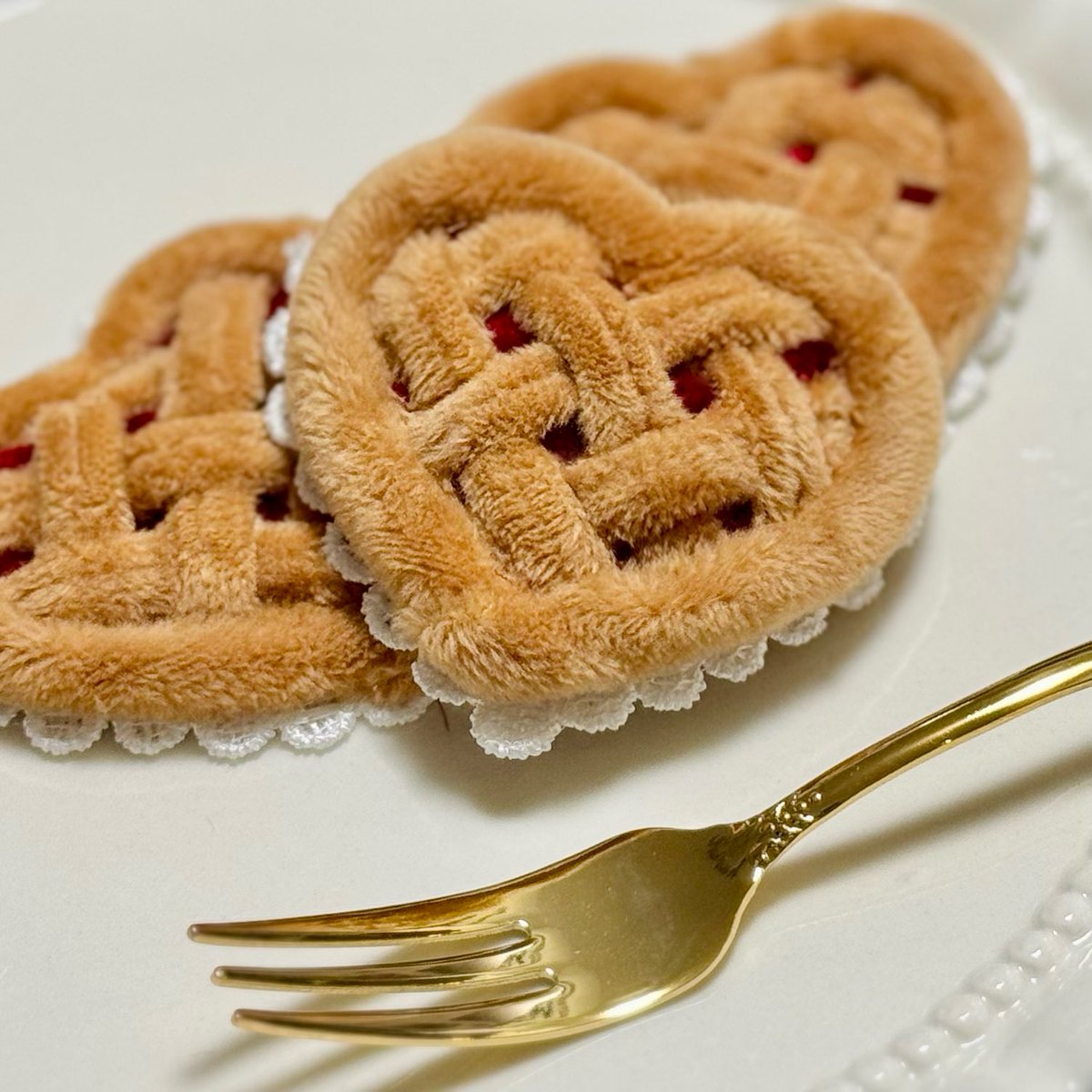 ElfinLulukey's tweet photo. ˚.꒰ ❤️ハートパイのヘッドドレス🥧 ꒱.˚

数点だけ持ち込み予定。
レースの隙間にリボンやゴムを通して着用していただきます。
ぬいちゃんのスタイにもなります。

ぬいFes07にて🍴✨
10/4(日) 【E01-02】 Elfin Lulukey https://t.co/OdwMw5iOlV