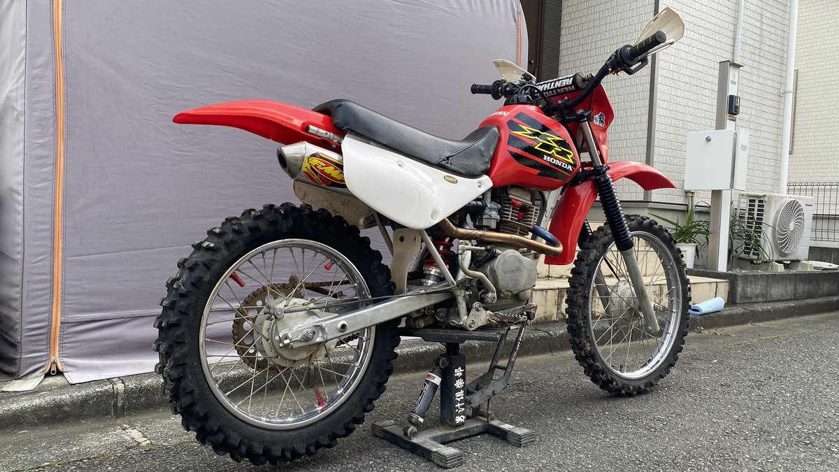 oka1616's tweet photo. ミニクロに向けて準備をしていく！

大まかな流れとしては、今回はXR100Rをしっかり仕上げたい💪

今のままでも走れなくはないけど、まずは気になっている始動性の改善から取り組む予定。

ミニモト複数台持ちの強みで、CRF125Fはいつでも出動できる状態👍
だからこそ、心置きなくXR100Rをいじれるのがいいところ😁

まだミニクロまで時間がありそうだけど、
パーツ交換 → 試走 → セッティング……と進めていくと、1発でセットが決まるとも限らない。

そう考えると、意外とタイトなスケジュール😅

走るだけじゃなく、こうやって準備からレースを楽しめるのもハードエンデューロの面白いところですね！

#ミニクロ
#XR100R
#CRF125F
#ハードエンデューロ
#ミニモト