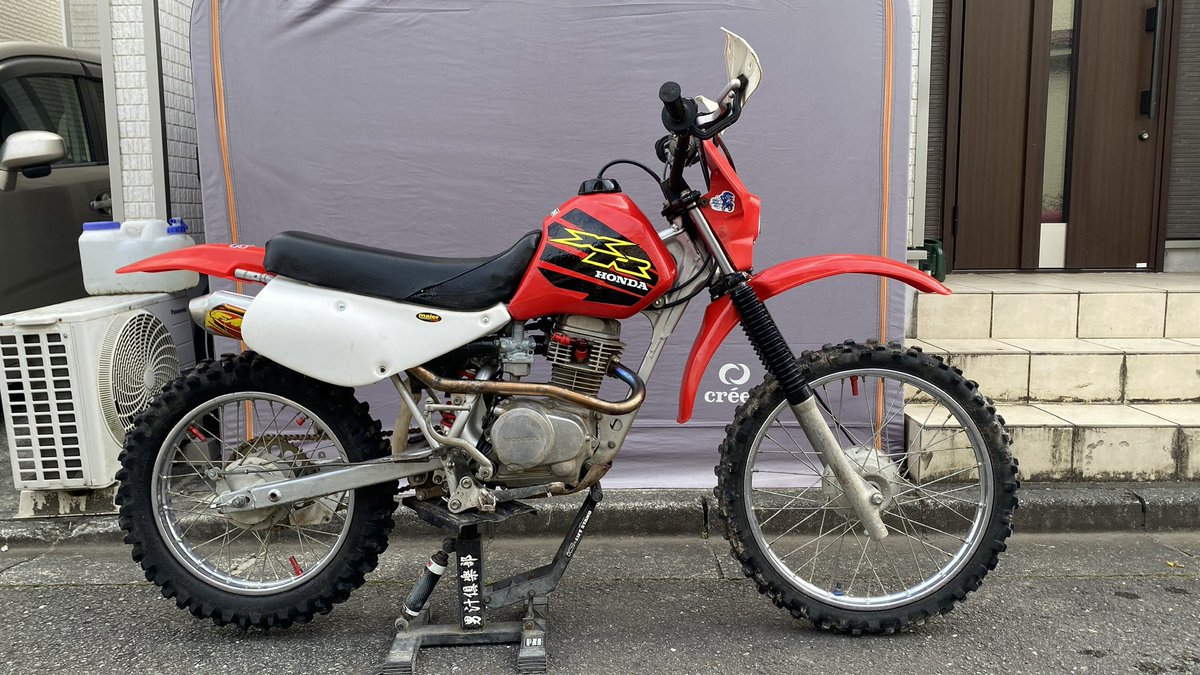oka1616's tweet photo. ミニクロに向けて準備をしていく！

大まかな流れとしては、今回はXR100Rをしっかり仕上げたい💪

今のままでも走れなくはないけど、まずは気になっている始動性の改善から取り組む予定。

ミニモト複数台持ちの強みで、CRF125Fはいつでも出動できる状態👍
だからこそ、心置きなくXR100Rをいじれるのがいいところ😁

まだミニクロまで時間がありそうだけど、
パーツ交換 → 試走 → セッティング……と進めていくと、1発でセットが決まるとも限らない。

そう考えると、意外とタイトなスケジュール😅

走るだけじゃなく、こうやって準備からレースを楽しめるのもハードエンデューロの面白いところですね！

#ミニクロ
#XR100R
#CRF125F
#ハードエンデューロ
#ミニモト