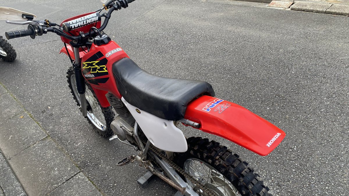 oka1616's tweet photo. ミニクロに向けて準備をしていく！

大まかな流れとしては、今回はXR100Rをしっかり仕上げたい💪

今のままでも走れなくはないけど、まずは気になっている始動性の改善から取り組む予定。

ミニモト複数台持ちの強みで、CRF125Fはいつでも出動できる状態👍
だからこそ、心置きなくXR100Rをいじれるのがいいところ😁

まだミニクロまで時間がありそうだけど、
パーツ交換 → 試走 → セッティング……と進めていくと、1発でセットが決まるとも限らない。

そう考えると、意外とタイトなスケジュール😅

走るだけじゃなく、こうやって準備からレースを楽しめるのもハードエンデューロの面白いところですね！

#ミニクロ
#XR100R
#CRF125F
#ハードエンデューロ
#ミニモト