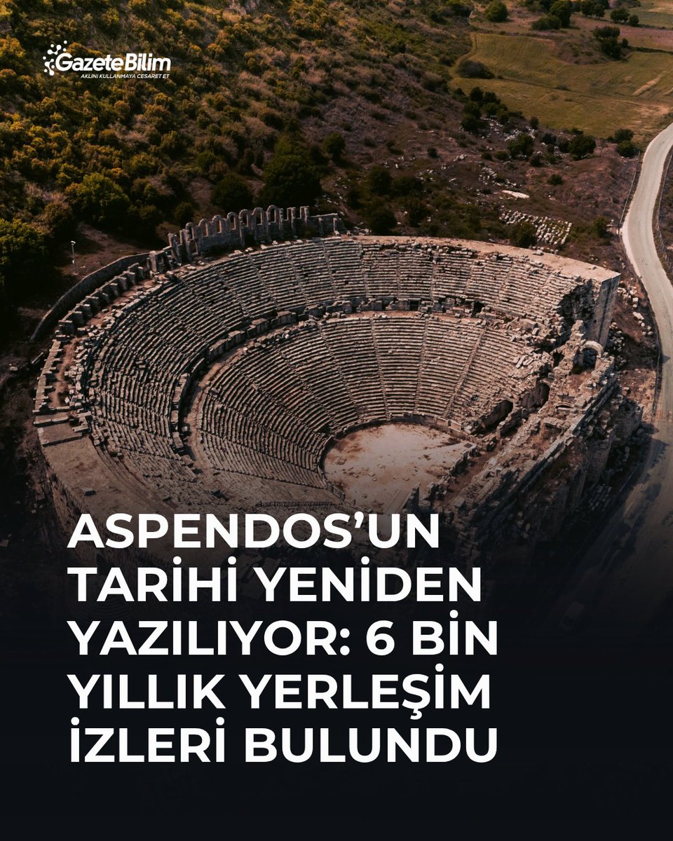 GazeteBilim's tweet photo. 📍Roma tiyatrosuyla tanınan Aspendos’un geçmişi sanılandan çok daha eski.

🗨Antik kentteki kazılarda ortaya çıkarılan seramikler ile obsidyen ve çakmak taşı parçaları, Aspendos Akropolü’ndeki insan faaliyetinin Geç Kalkolitik-Erken Tunç Çağı’na kadar uzandığını gösteriyor. Bulgular, bölgede yaklaşık 6 bin yıl önce insanların yaşadığına ilişkin önemli arkeolojik kanıtlar sunuyor.

Antalya’nın Serik ilçesindeki Aspendos, dünyanın en iyi korunmuş Roma tiyatrolarından biriyle biliniyor. Ancak antik kentin altında Roma döneminden binlerce yıl daha eski bir geçmiş yatıyor.

Aspendos Kazı Başkanı Doç. Dr. Mustafa Bilgin, AA’ya yaptığı açıklamada İki Katlı Dükkânlar/Stoa kompleksinin tabanının altında yapılan sondajlarda Geç Kalkolitik Çağ’a ait arkeolojik verilere ulaşıldığını ve buluntuların Aspendos Akropolü’nün geçmişini MÖ 4000-3500 yıllarına götürdüğünü söyledi.

Bulgular aslında 2020 kazılarında ortaya çıkarıldı
Kazı sonuçlarının bilimsel kayıtlardaki izi ise daha eskiye gidiyor. Aspendos araştırmacıları Veli Köse, Mustafa Bilgin, İnan Kopçuk ve Ertan Şehit’in 2024 yılında Höyük dergisinde yayımlanan hakemli çalışması, söz konusu buluntuların 2020 kazı sezonunda ortaya çıkarıldığını gösteriyor.

İki Katlı Dükkânlar/Stoa kompleksindeki DSS15 numaralı alanda yapılan kazılarda Geç Kalkolitik-Erken Tunç Çağı’na tarihlendirilen çok sayıda Black Burnished Ware (siyah perdahlı seramik) parçası bulundu. Bunlara bir obsidyen ile iki çakmak taşından yapılmış yonga/dilgi parçası eşlik etti.

Araştırmacılar bu bulguların Aspendos’un bilinen geçmişini Geç Kalkolitik-Erken Tunç Çağı’na kadar geri götürdüğünü bilimsel literatürde açıkça belirtiyor.

Aspendos yalnızca bir Roma kenti değil
Keşif, Aspendos’un tarihine ilişkin yerleşik görüntüyü önemli ölçüde genişletiyor. Kent özellikle Helenistik ve Roma dönemlerinden kalan anıtsal yapılarıyla tanınırken, daha erken dönemlerine ilişkin arkeolojik veriler oldukça sınırlıydı.

Yeni bulgular, bugün Roma tiyatrosu, agora, bazilika ve su kemerleriyle özdeşleşen bölgenin insanlık tarihinin çok daha eski dönemlerinde de kullanıldığını gösteriyor.

Ancak bulguları “6 bin yıllık Aspendos kenti bulundu” şeklinde yorumlamak doğru değil. Arkeolojik kanıtlar, Roma döneminde bildiğimiz biçimiyle Aspendos kentinin 6 bin yıl önce var olduğunu değil, Aspendos Akropolü’nde MÖ 4. binyıla kadar uzanan insan faaliyeti ve yerleşim izleri bulunduğunu ortaya koyuyor.

Böylece Aspendos’un görünen yüzünü yaklaşık 2 bin yıllık Roma tiyatrosu oluştururken, toprağın altındaki geçmişi yaklaşık 6 bin yıl öncesine uzanıyor.

🔗https://t.co/JYGTMLAQpN