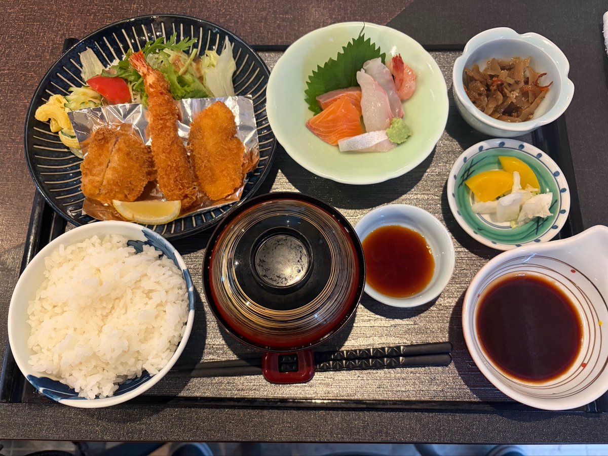 astaire_alan's tweet photo. 今日のお昼はいつものとでいつも天ぷら定食のとこフライ定食にしてみた。 https://t.co/gOV4hhrJm2