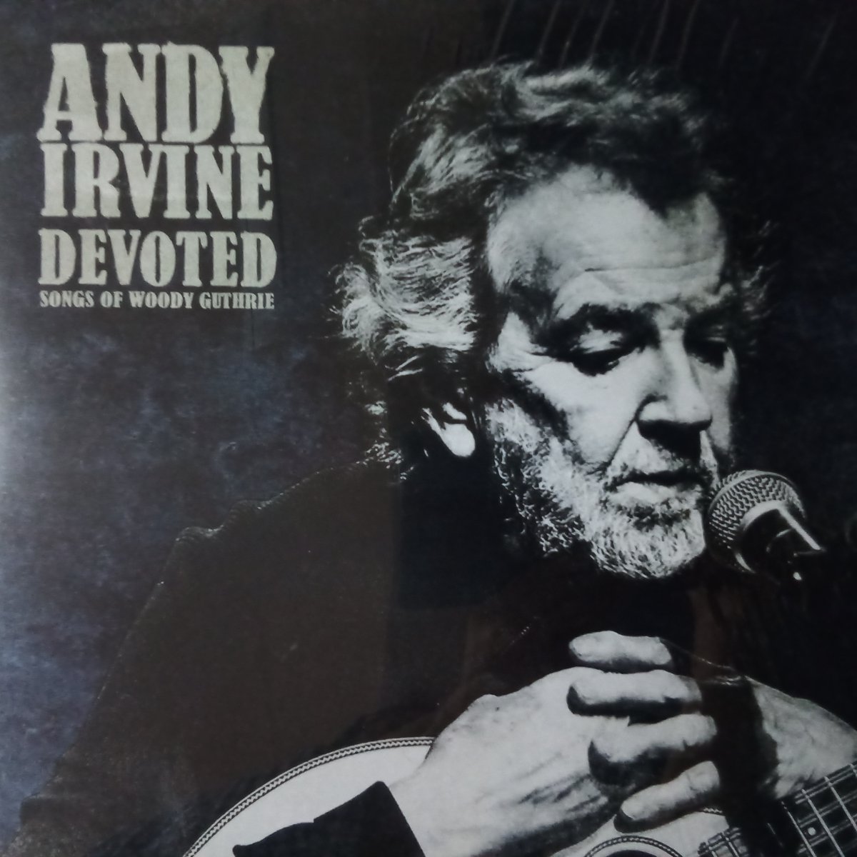 m__1968's tweet photo. #AndyIrvine"#Devoted"をアナログで。ウディ・ガスリーのトリビュートだが、長年の「研究」によって完全に消化しきっていて、ラストの自作曲「Never Tire Of The Road」まで全く違和感のない流れは流石。ドーナル・ラニーら馴染みのメンバーのツボを抑えた演奏も素晴らしい。
https://t.co/vuOlQSOgf0 https://t.co/EqDwVfnfB5