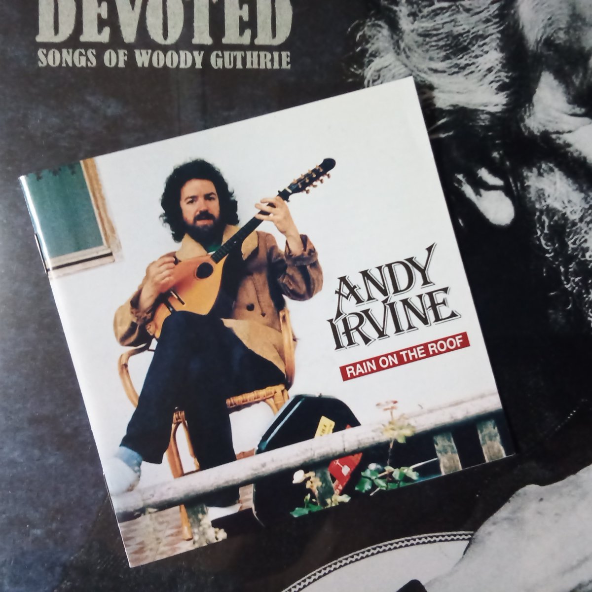 m__1968's tweet photo. #AndyIrvine"#Devoted"をアナログで。ウディ・ガスリーのトリビュートだが、長年の「研究」によって完全に消化しきっていて、ラストの自作曲「Never Tire Of The Road」まで全く違和感のない流れは流石。ドーナル・ラニーら馴染みのメンバーのツボを抑えた演奏も素晴らしい。
https://t.co/vuOlQSOgf0 https://t.co/EqDwVfnfB5