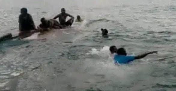 Bwindjaaaaaaaaa's tweet photo. #Sud_Kivu : Au moins 12 morts dans le naufrage d'une embarcation sur le #lac_Kivu

​Un nouveau drame a endeuillé le lac Kivu. Une embarcation en bois, transportant environ cinquante passagers, a fait naufrage dans la soirée du samedi 26 septembre au large d'Idjwi, dans la province du Sud-Kivu.

​Le premier bilan provisoire, établi ce dimanche matin, fait état de 12 corps repêchés. 

Une quinzaine de rescapés ont pu être secourus, mais le nombre de disparus demeure inconnu.

​L'embarcation, qui effectuait la liaison entre Bukavu et plusieurs localités d'Idjwi (#Luganda, #Nkuvu et #Kwikwi), transportait majoritairement des petits commerçants de sambaza.

 L'accident s'est produit à hauteur de #Bwina, dans le groupement #Nyakalengwa. 

Les opérations de recherche se poursuivent activement pour tenter de retrouver d'autres survivants.
Image d'illustration