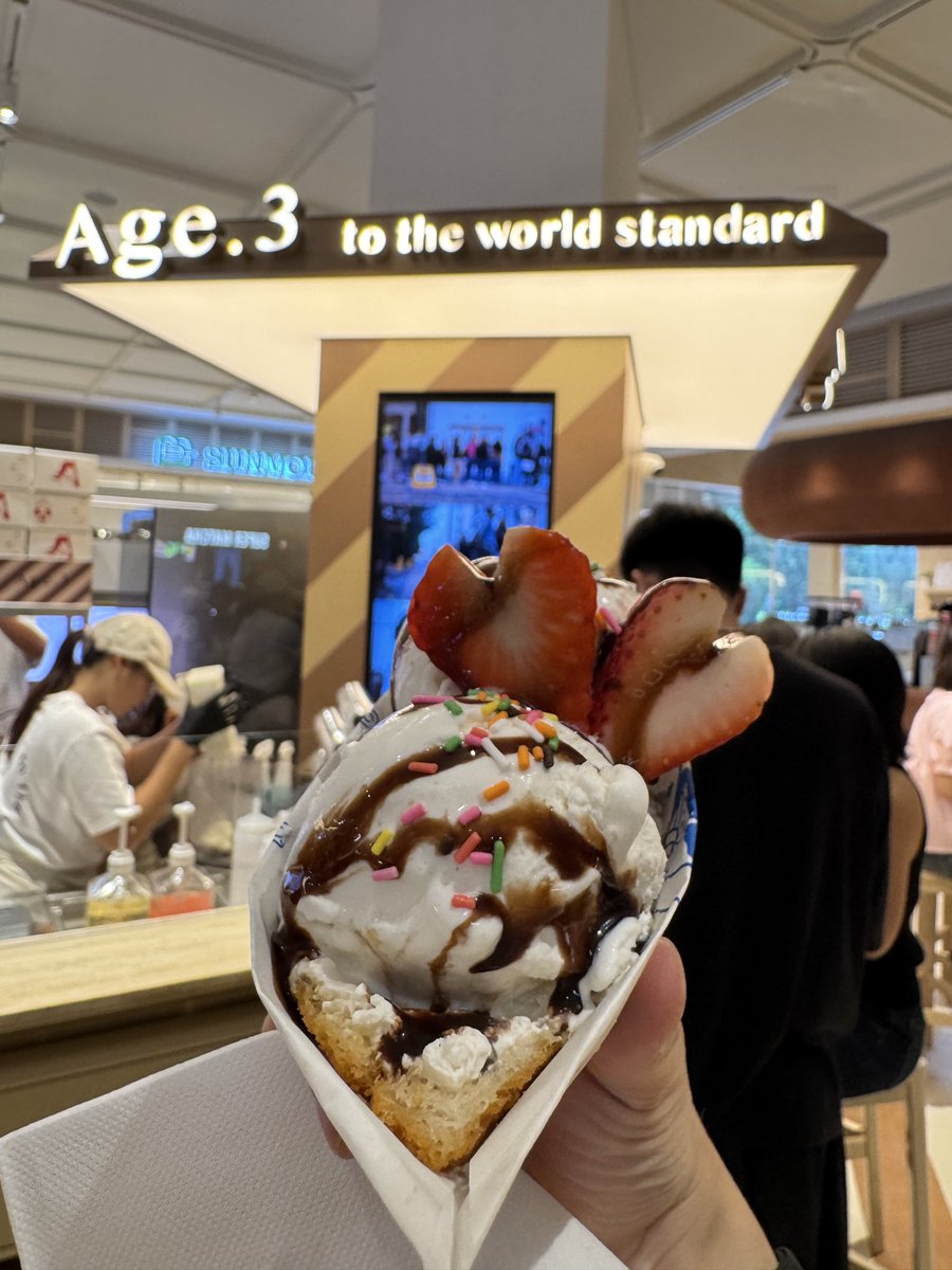 champ_stgh's tweet photo. ขับรถไปดูบ้านใหม่ทแล้วขับรถมามาหาไรกิน ดุสิต เซ็นทรัล AGE.3 เทสๆเป็น อินฟูลท่านหนึ่ง 555 https://t.co/ek5jMejYp4