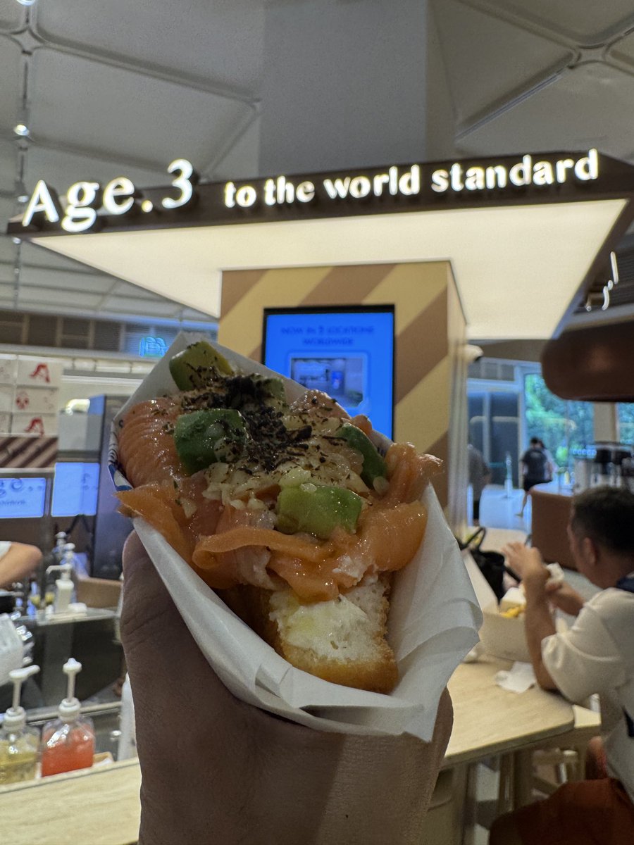 champ_stgh's tweet photo. ขับรถไปดูบ้านใหม่ทแล้วขับรถมามาหาไรกิน ดุสิต เซ็นทรัล AGE.3 เทสๆเป็น อินฟูลท่านหนึ่ง 555 https://t.co/ek5jMejYp4
