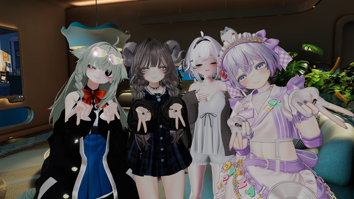 shinok_VRchat's tweet photo. １人でストレッチしてたら来てくれたハムさん、キャララさん、たかふぇあさんと！
世代トークダメージ受けながら楽しめました(吐血)
３人とも来てくれてありがとう！ https://t.co/s1FfafyH35