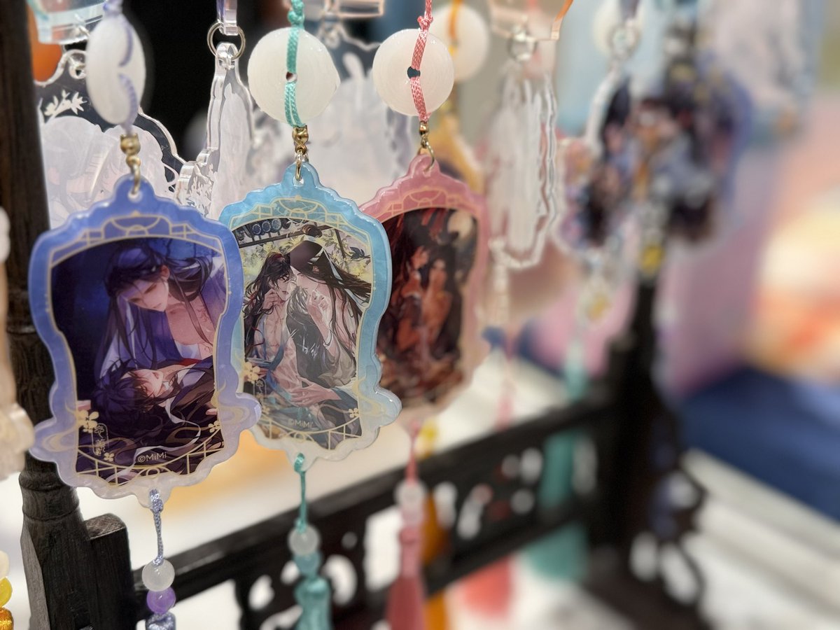 23hobby_niji's tweet photo. 🌙 本日も11:00よりOPEN 🌙

大河幻想ラジオドラマ「魔道祖師」
～月華に宿る、生涯の伴～
POP UP SHOP、本日もオープンしました✨

「今日はどこから見よう？」
展示をじっくり眺めるもよし、フォトスポットで一枚残すもよし、気になるグッズを探すもよし👀

それぞれの楽しみ方で、会場でのひとときをお楽しみください🌙

ここ数日は天候が変わりやすいため、ご来場の際はどうぞお気をつけてお越しください。

📅 10月4日（日）まで
⏰ 11:00～19:00
📍 OPENBASE SHIBUYA
東京都渋谷区宇田��町14-13 B1F・1F
（PARCOと東急ハンズの間）

#魔道祖師日本語版ラジオドラマ
#魔道祖師
#月華に宿る生涯の伴