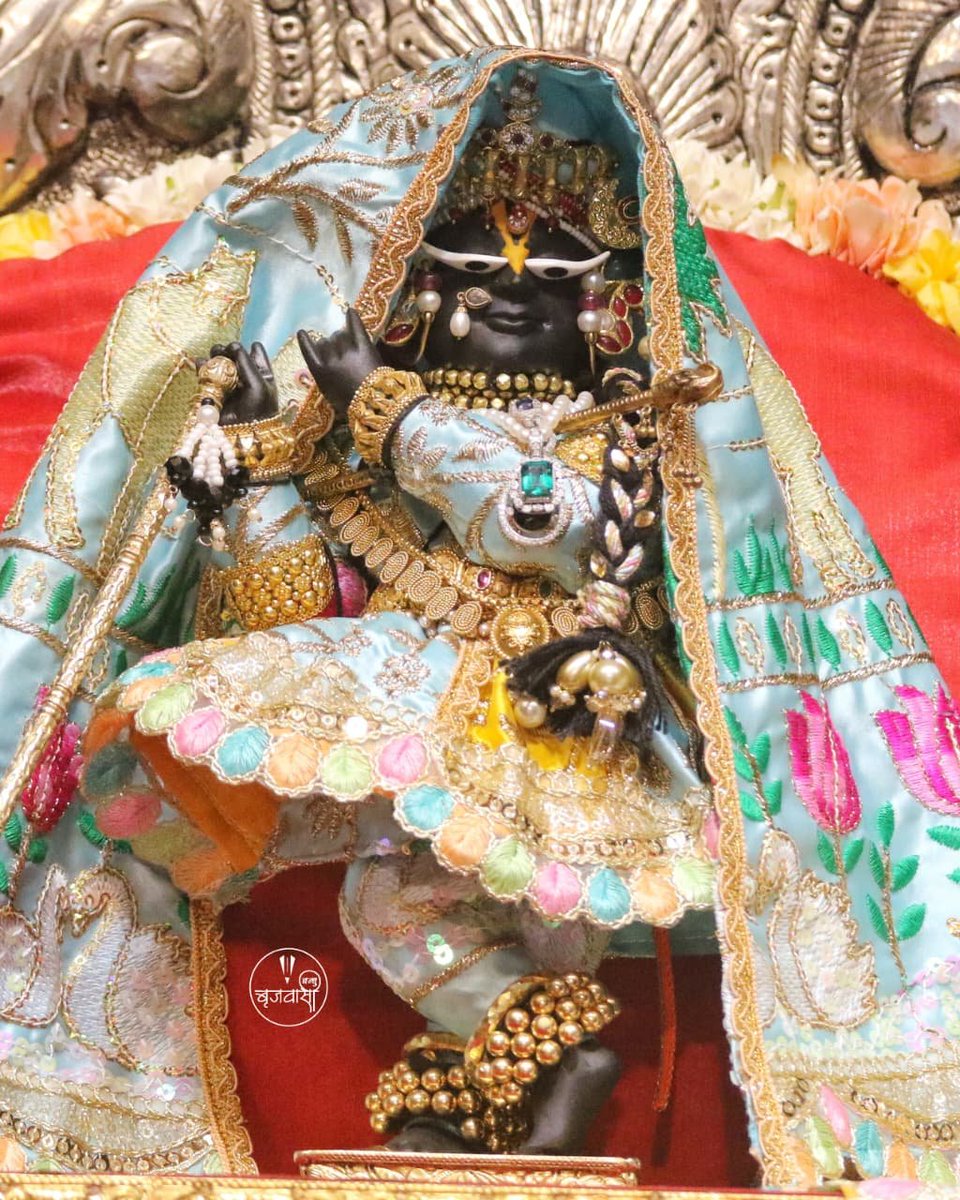 Sriradharaman's tweet photo. 🐚  प्राणधन श्री राधारमण लाल मंडल🐚
               
 🌹 श्री राधारमण लाल  🌹
   🌿 श्री गोपाल भटट् जी सेवायत 🌿
 📷दिव्य *धूप* आरती दर्शन📷
    🙏🏼 श्री राधारमणाय समर्पणम्🙏🏼 https://t.co/3Ix5XR4Qb2