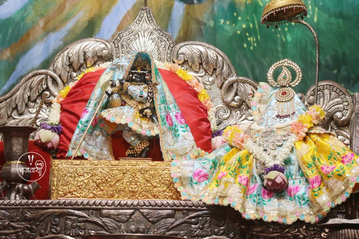 Sriradharaman's tweet photo. 🐚  प्राणधन श्री राधारमण लाल मंडल🐚
               
 🌹 श्री राधारमण लाल  🌹
   🌿 श्री गोपाल भटट् जी सेवायत 🌿
 📷दिव्य *धूप* आरती दर्शन📷
    🙏🏼 श्री राधारमणाय समर्पणम्🙏🏼 https://t.co/3Ix5XR4Qb2