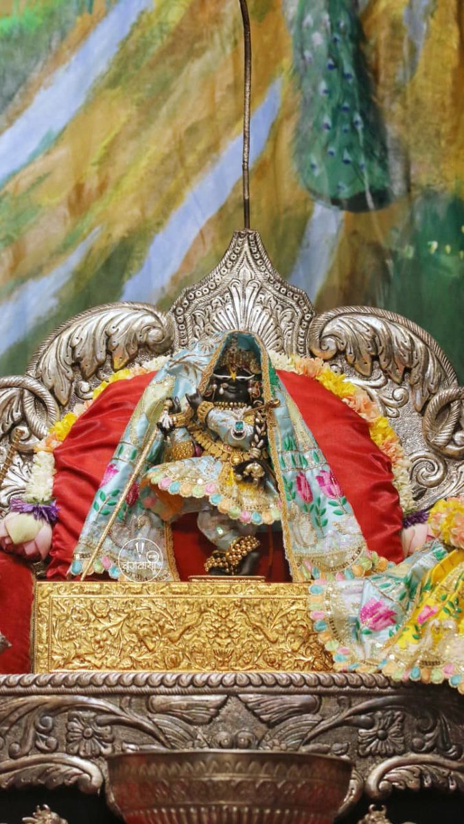 Sriradharaman's tweet photo. 🐚  प्राणधन श्री राधारमण लाल मंडल🐚
               
 🌹 श्री राधारमण लाल  🌹
   🌿 श्री गोपाल भटट् जी सेवायत 🌿
 📷दिव्य *धूप* आरती दर्शन📷
    🙏🏼 श्री राधारमणाय समर्पणम्🙏🏼 https://t.co/3Ix5XR4Qb2