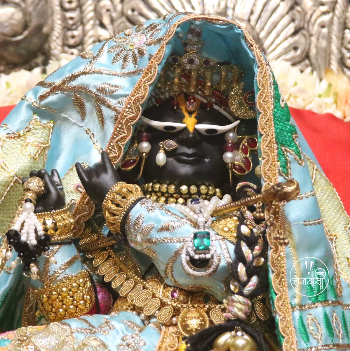 Sriradharaman's tweet photo. 🐚  प्राणधन श्री राधारमण लाल मंडल🐚
               
 🌹 श्री राधारमण लाल  🌹
   🌿 श्री गोपाल भटट् जी सेवायत 🌿
 📷दिव्य *धूप* आरती दर्शन📷
    🙏🏼 श्री राधारमणाय समर्पणम्🙏🏼 https://t.co/3Ix5XR4Qb2