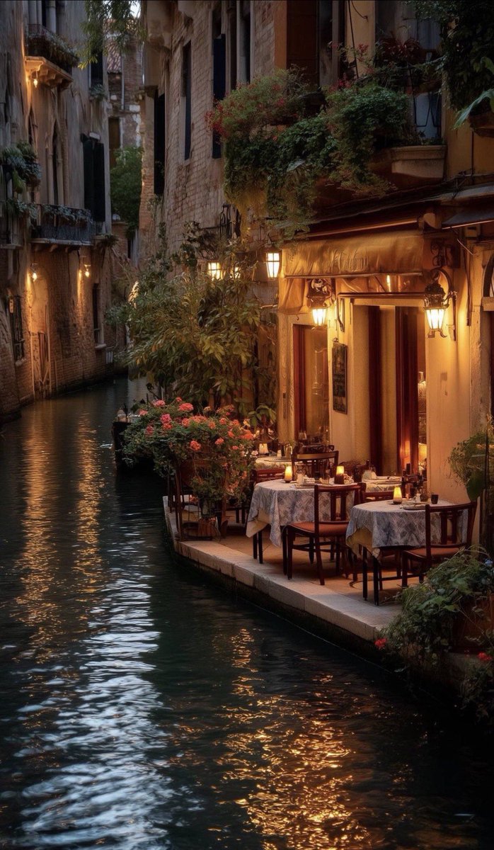 travelgirl_love's tweet photo. 【予算15〜28万円】（3泊4日）

🇮🇹ベニス・イタリア

運河沿いに広がる街並みが美しすぎる、
“水の都”って呼ばれる憧れの街🚤✨

朝や夜は観光客も少なくなって、
より特別な雰囲気を楽しめる🤍 https://t.co/lVL0BdJogh