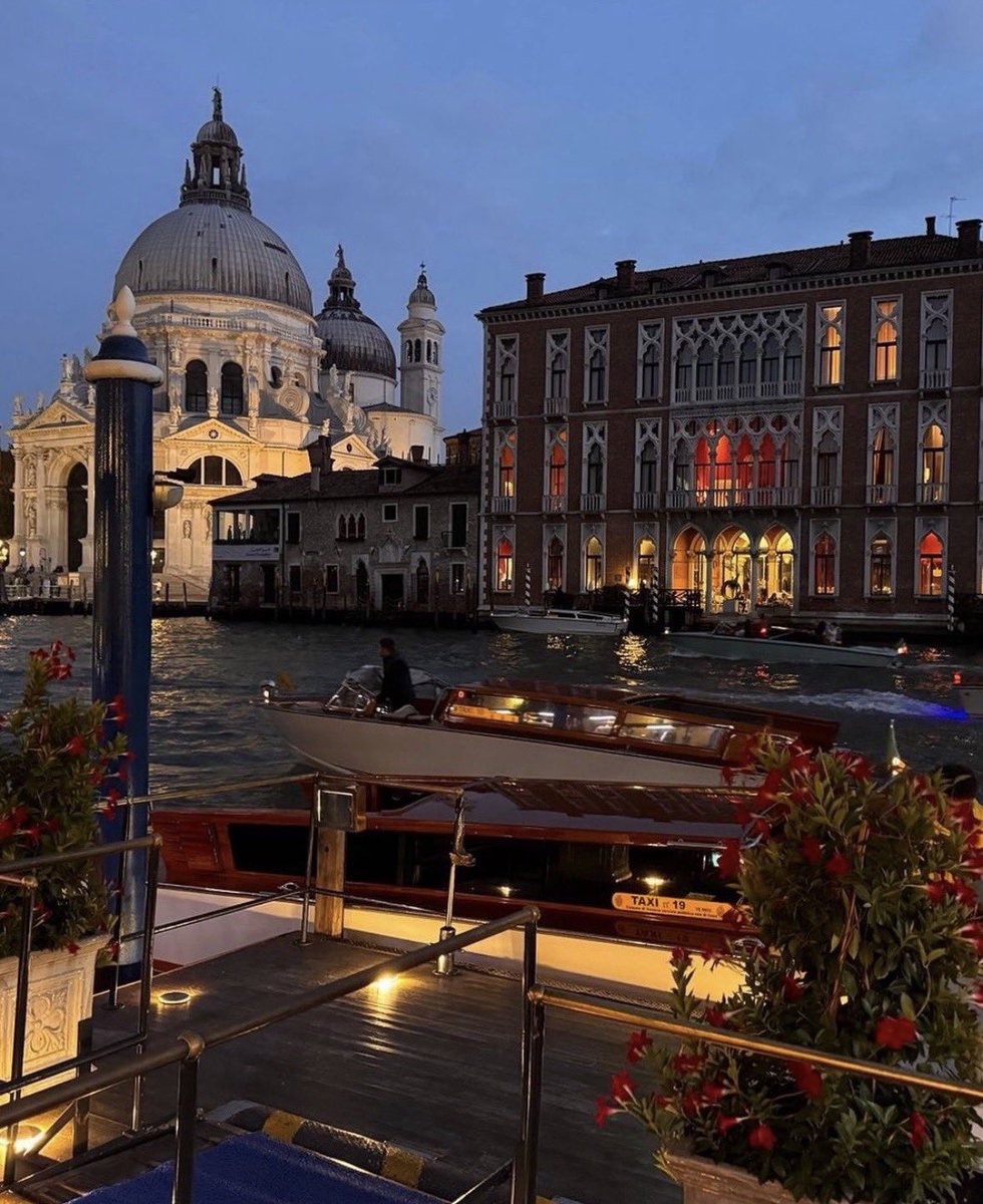 travelgirl_love's tweet photo. 【予算15〜28万円】（3泊4日）

🇮🇹ベニス・イタリア

運河沿いに広がる街並みが美しすぎる、
“水の都”って呼ばれる憧れの街🚤✨

朝や夜は観光客も少なくなって、
より特別な雰囲気を楽しめる🤍 https://t.co/lVL0BdJogh