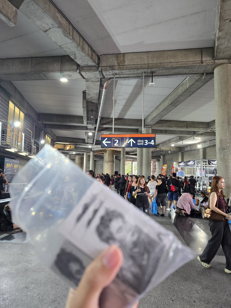 KT_T35's tweet photo. มาแล้ว🥹
มารับภาพวาดกันได้ Gate2 ประตู3-4
#ATLASRisingUpConcert
#ATLASRisingUpConcertatImpact https://t.co/GHN6TloR4h