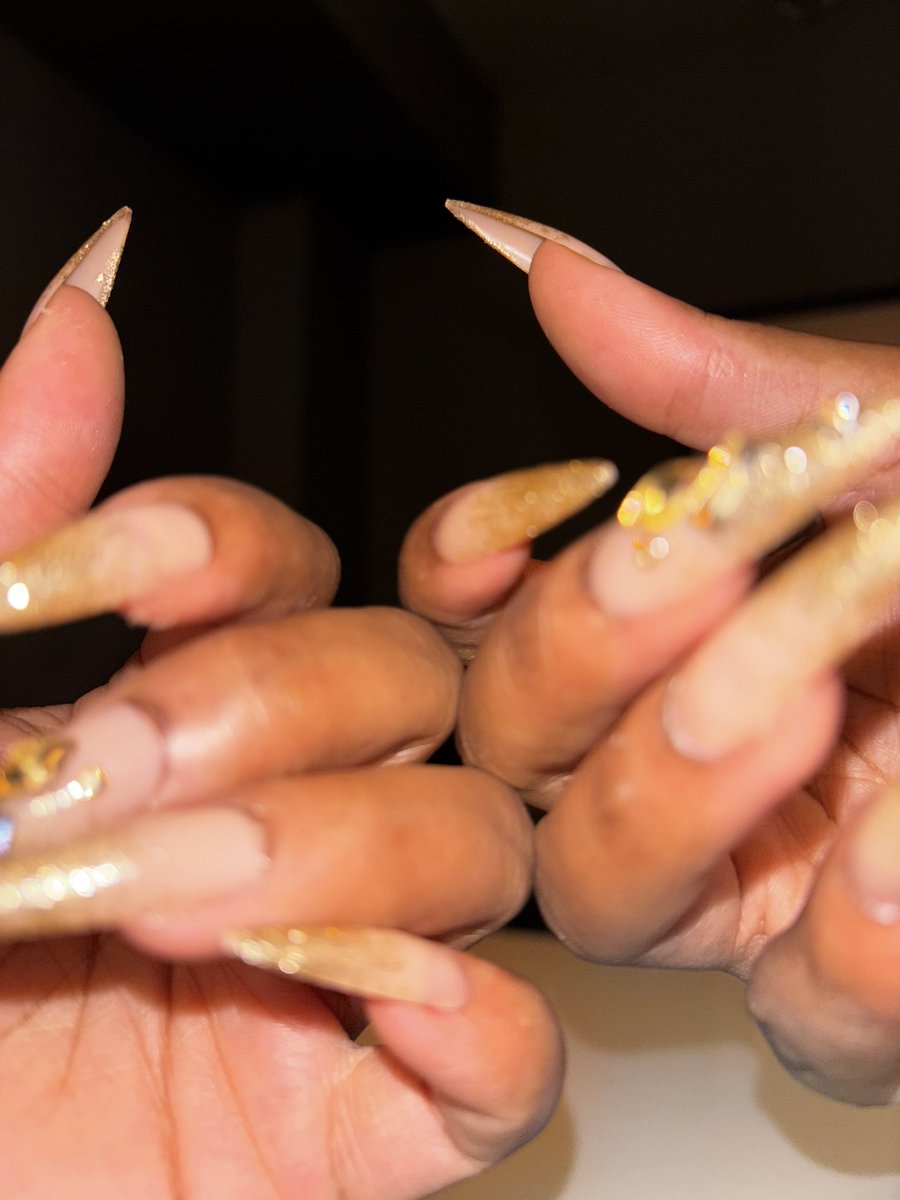 goddesscalli3's tweet photo. an ass you can’t quit + a girl who needs a new nail set - who’s paying? https://t.co/jJwMAxvuxH