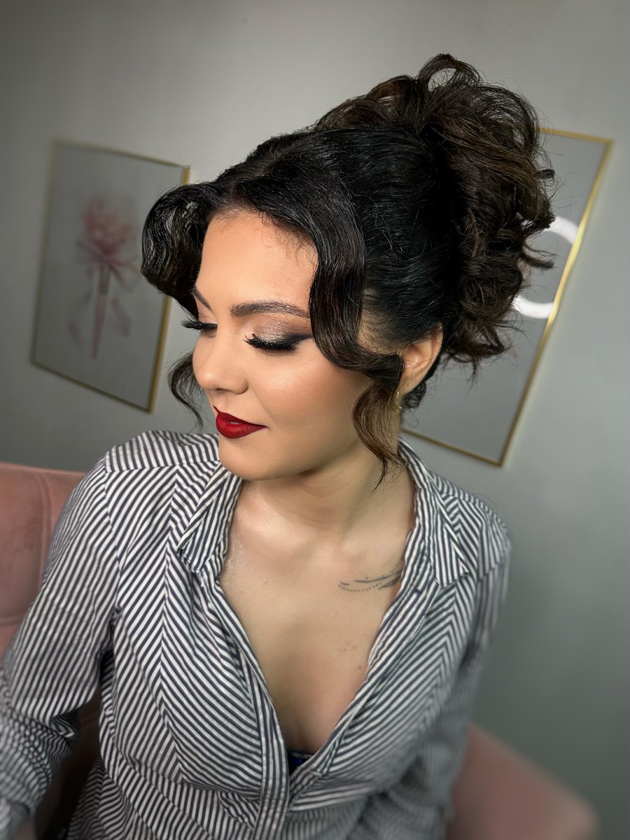aaliyahjohnsonp's tweet photo. A romantic curly updo—fresh, striking, and perfect for warm summer days. Client • Madd. https://t.co/5NBSFOQnB4