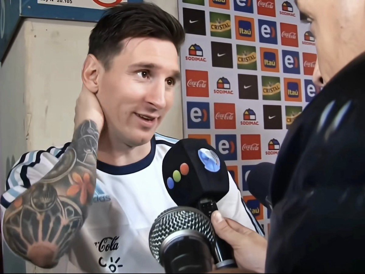 Lotushua14's tweet photo. if i was the referee and messi looked at me like this id red card the entire opposition and award him 5 free kicks #sorry https://t.co/7au9UCSCpI