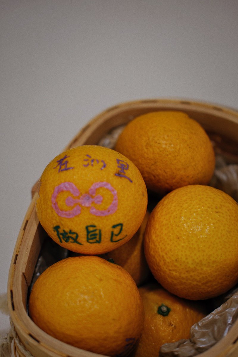 EugenaVerrell's tweet photo. Vecino! Se dejó una caja de naranjas frescas en tu porche, disfrútalas ， https://t.co/vzszYDX5R6