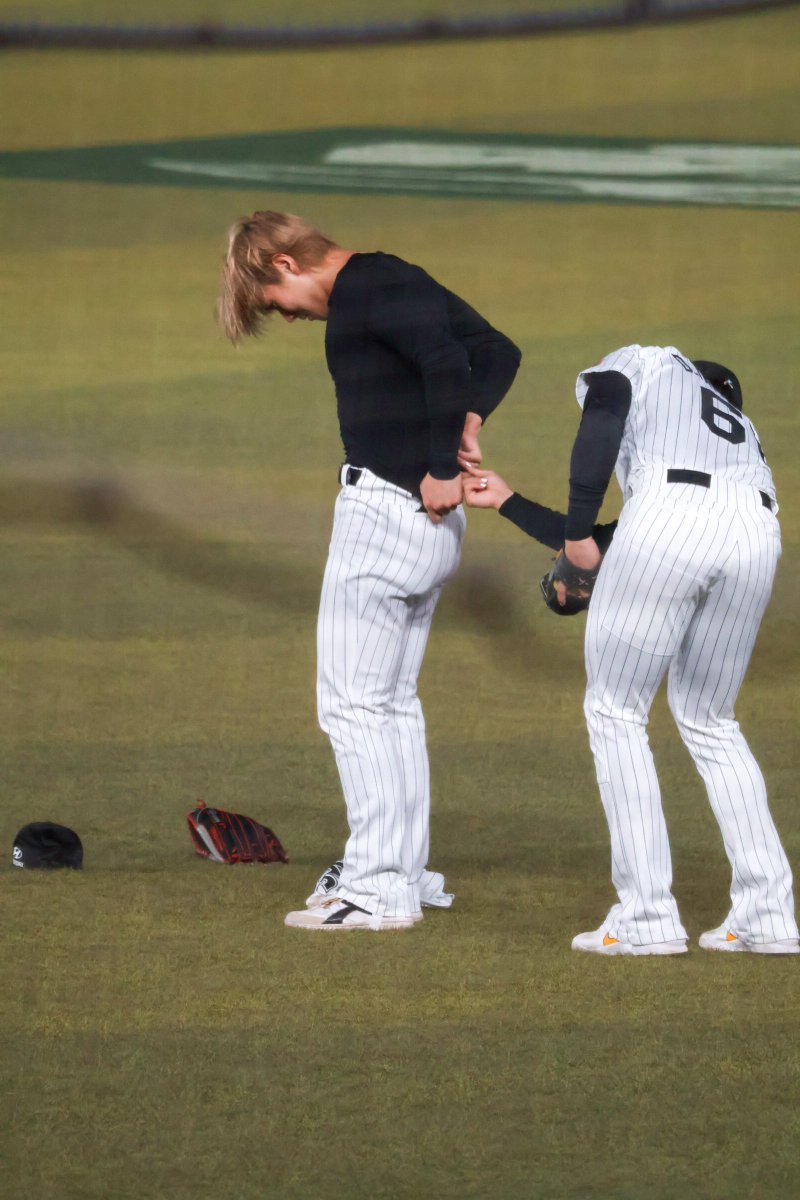 ttalg1_5mdoli's tweet photo. 試合始まるのにユニ脱ぎ出してなにしてんの？って思ったら袖から蛾がでてきた😱
そんなことある？笑 https://t.co/AiM3aK8MqX