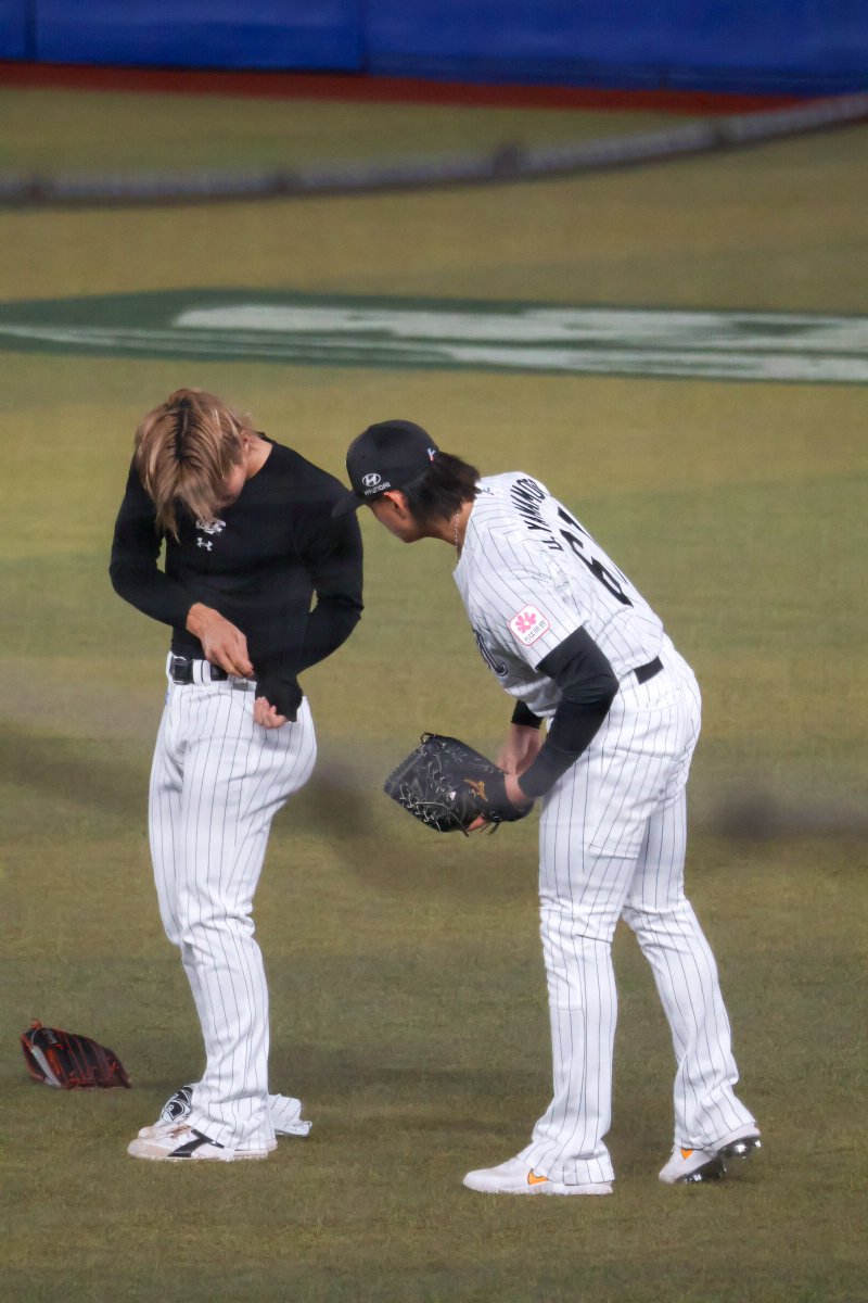 ttalg1_5mdoli's tweet photo. 試合始まるのにユニ脱ぎ出してなにしてんの？って思ったら袖から蛾がでてきた😱
そんなことある？笑 https://t.co/AiM3aK8MqX