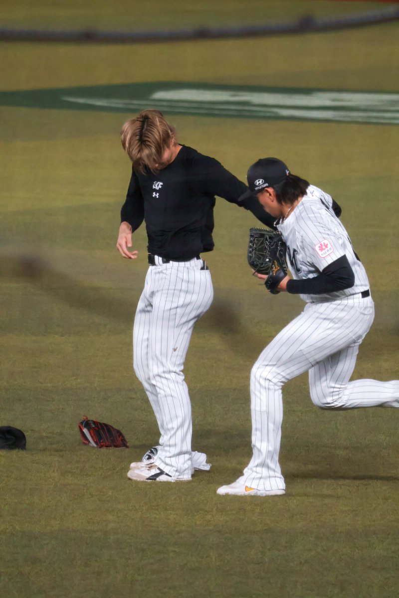 ttalg1_5mdoli's tweet photo. 試合始まるのにユニ脱ぎ出してなにしてんの？って思ったら袖から蛾がでてきた😱
そんなことある？笑 https://t.co/AiM3aK8MqX