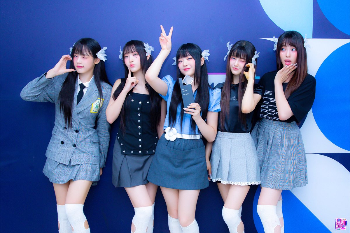 njz_updateidn's tweet photo. Member NewJeans yang memiliki kredit penulisan lagu di Asosiasi Hak Cipta Musik Korea (KOMCA).

1. Minji : Ditto dan Supernatural
2. Hanni : OMG dan Hype Boy
3. Danielle : Attention, Super Shy, Cool With You, ASAP dan How Sweet.
4. Haerin : NewJeans

Kontribusi para member berupa penulisan beberapa bagian lirik bersama dengan produser dan komposer profesional utama. Masukan kreatif mereka jauh dari kata komposisi biasa, NewJeans secara aktif melakukan kontribusi pada pembuatan sensasi viral hingga mendominasi tangga lagu.