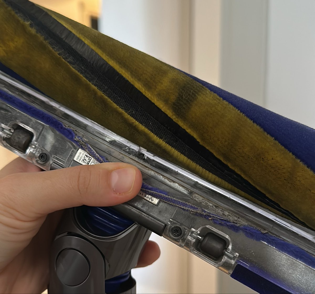 fdolinss's tweet photo. V15’in ışıklı başlığının altındaki şerit keçe yerinden çıktı. Süpürgeyi ilerletirken takılıyor, parkeye yapışkan bırakıyor; söksem parkemi çizecek. Ürün garanti kapsamında ama parça yenilenmiyor. Bu nasıl garanti? @Dyson #dyson https://t.co/e08cvoA85H