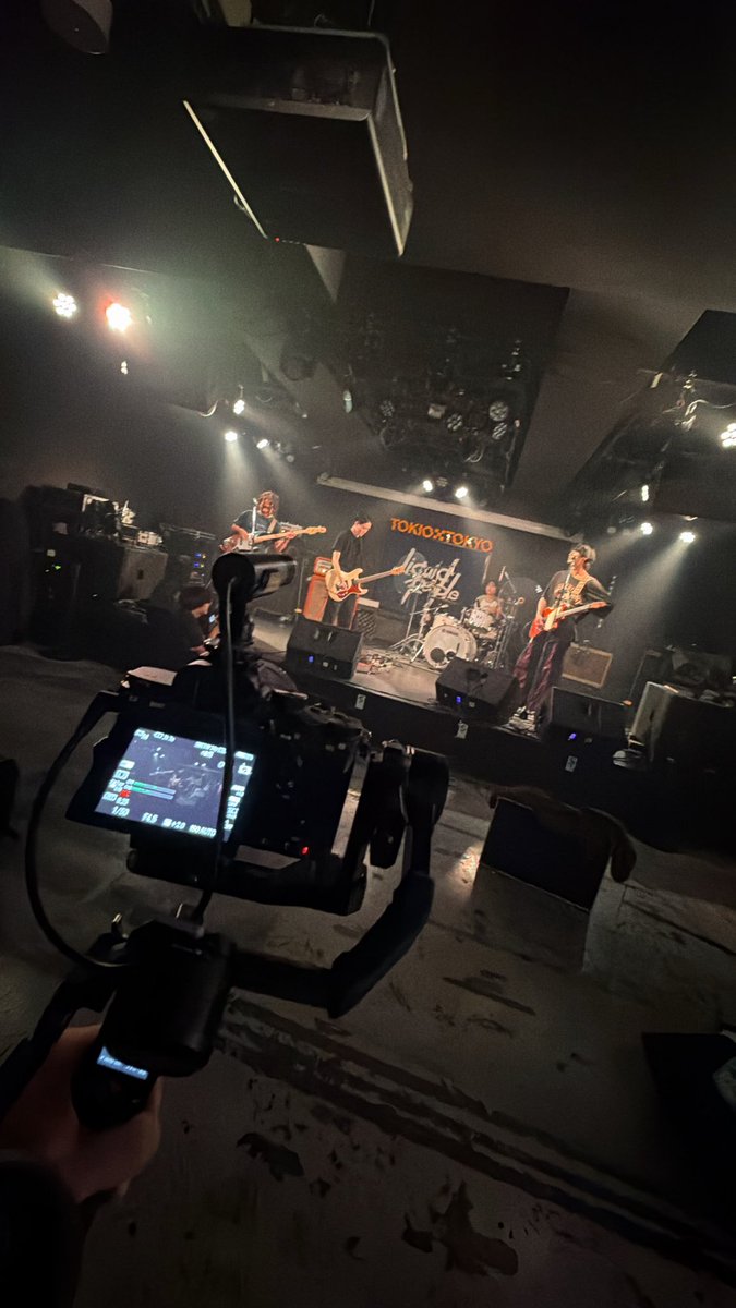 bridge__212's tweet photo. 大学の時から一緒に過ごしてきた人達のワンマンライブという大事な時間を撮影できて本当に良かった。
ありがとうliquid people！
映像お楽しみに👍 https://t.co/DgtGyyOmy1