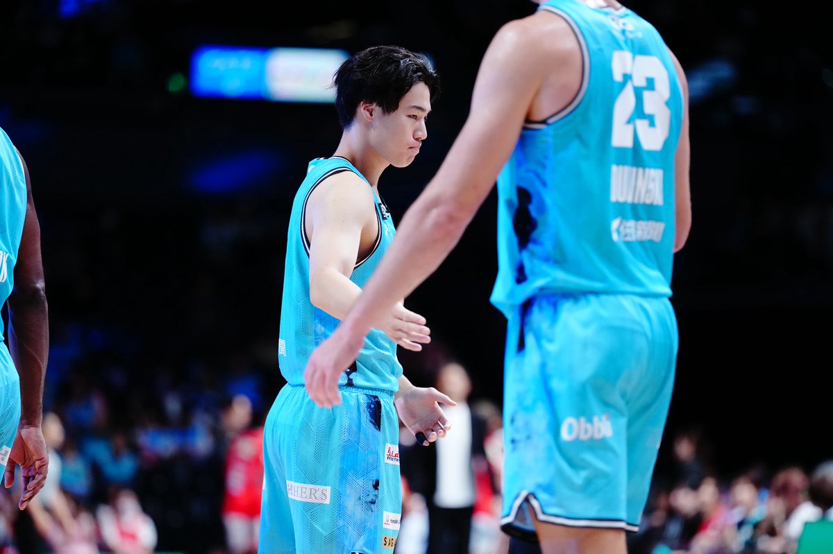 SagaBallooners's tweet photo. 【内尾選手コメント】(Q.復帰までのリハビリへの思い)けがをしてしまった以上、厳しい状況も受け入れて取り組もうと思って、オフシーズンをすべて潰してハビリに専念しました。トレーナーやチーム関係者の皆さんには心配や迷惑をかけたと思います。増田トレーナーには、本当に付きっきりで5月からほぼ毎日、僕のリハビリに付き合ってもらって、支えてもらったので、気持ちを切らさずに復帰への準備ができと思いますし、コートに立つために送り出してくれたトレーナーの皆さんに感謝しています。

(Q.ボールに触れられない期間に得たこと)僕自身、大きなけがは初めてで、長期間の入院もして、その中で自分に足りない部分や、どうすれば成長できるかを客観的に考える時間になりました。ただ時間を過ごすのではなく、自分の体でできることに一つずつ取り組めたと思います。

(Q.今シーズンへの意気込み)チームに出遅れて迷惑をかけた分、万全な状態で試合に臨み、しっかり貢献したいです。チームが目指すCSに進み、そこで結果を出せる選手に自分自身なりたいですし、チームとしても結果を求めているので、そのために努力していきます。
