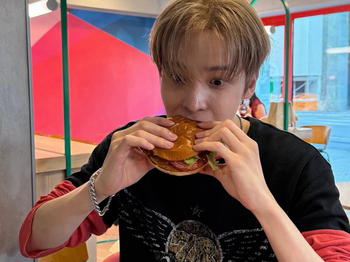 heolyunho0323's tweet photo. 🍔 https://t.co/YddOuQkLee
