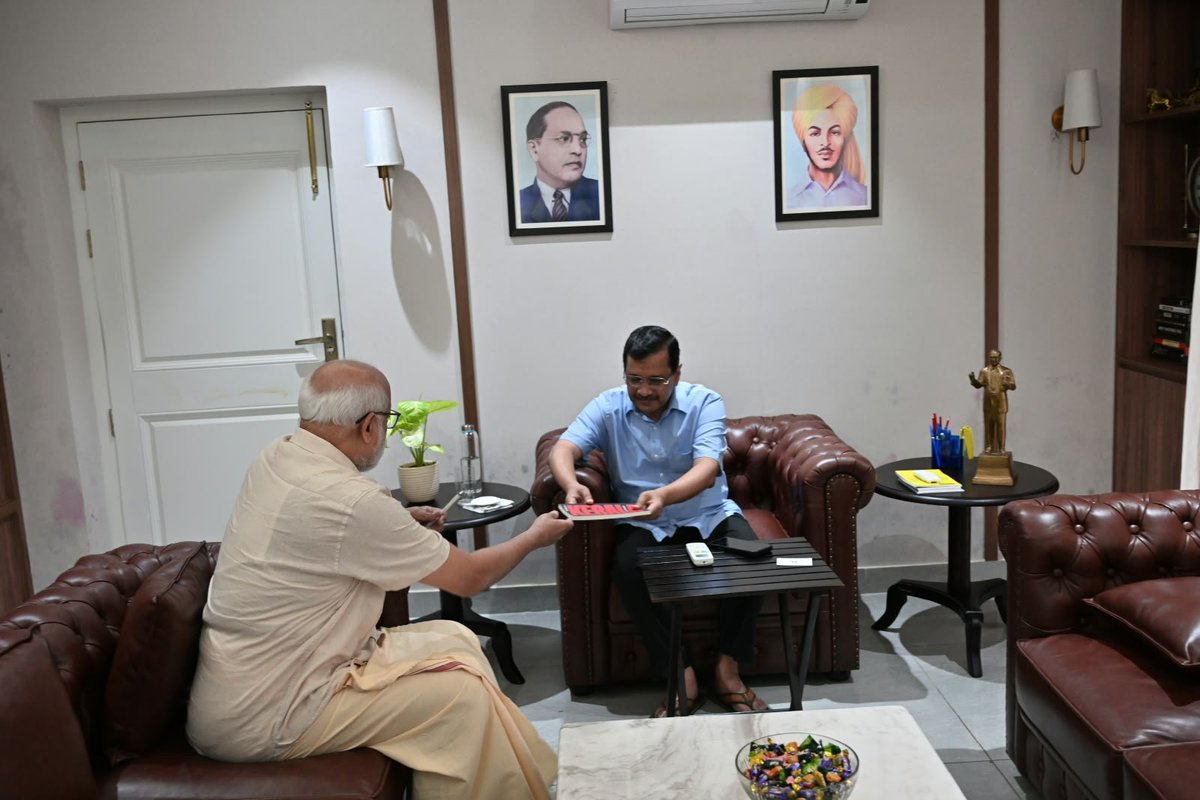 cpimspeak's tweet photo. CPI(M) General Secretary M A Baby visited Aam Aadmi Party National Convenor and former Delhi Chief Minister Arvind Kejriwal at his residence in Lodhi Road, New Delhi, and discussed about the Enforcement Directorate's illegal actions targeting CPI(M) Polit Bureau member, former Chief Minister and present Leader of Opposition in Keralam Pinarayi Vijayan and the developments following the publication of the Indian Express report exposing the authoritarian manner in which the Chief Election Commissioner is functioning. 

Comrade M A Baby highlighted the extraordinary situation in which the credibility of the Election Commission and Indian democracy is at stake and expressed the urgent need for coordinated action to defend constitutional values and citizens' right to vote. He also invited Arvind Kejriwal to attend protest meetings being organized by the Left Democratic Front in Keralam against the misuse of central investigative agencies and the attempt to undermine our federal republic.